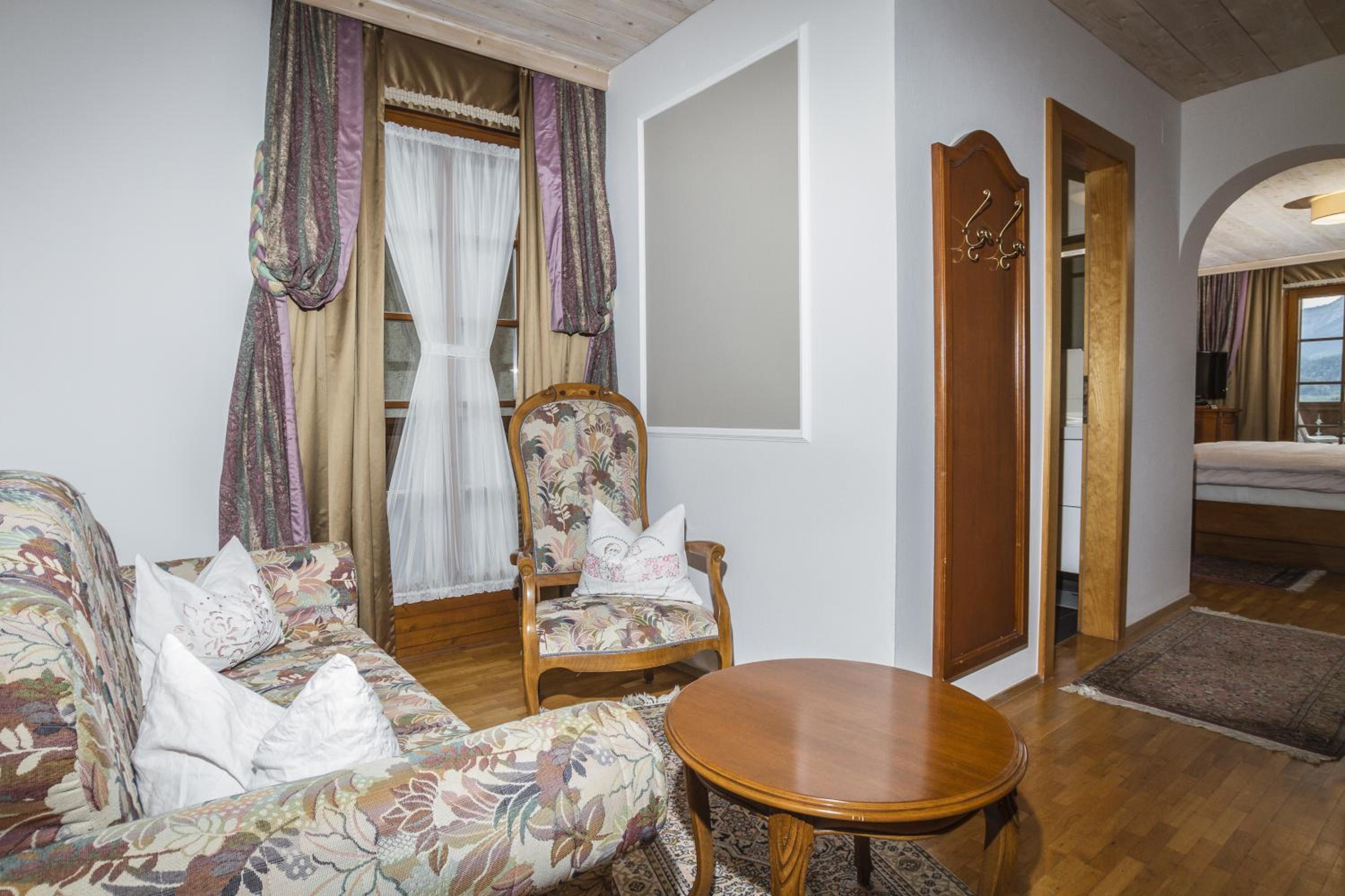 Junior Suite with Balcony and Lake View photo 2
