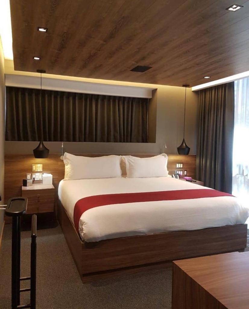 Deluxe King Room - Photo 10