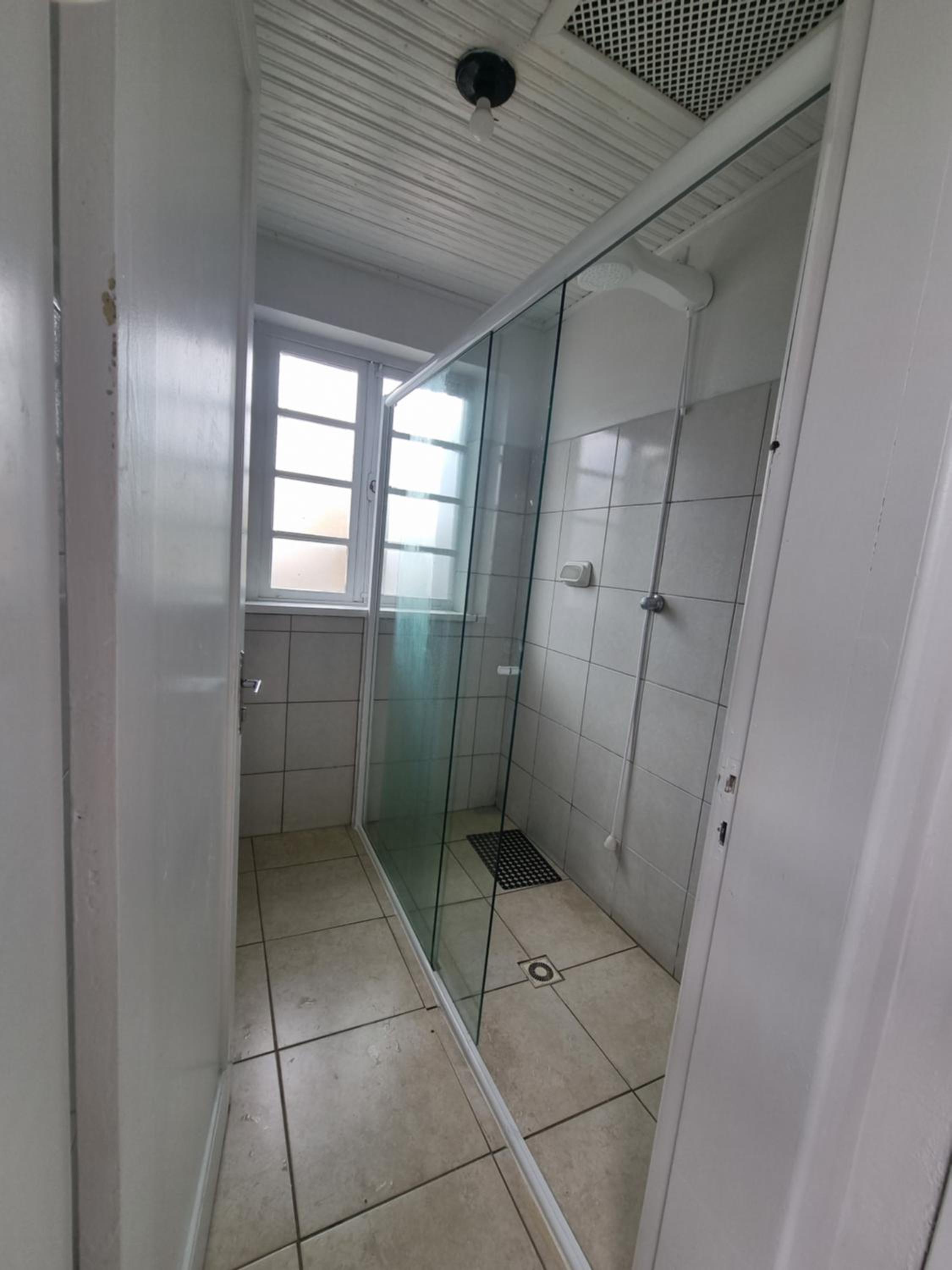 Single Room with Shared Shower and Toilet photo 2