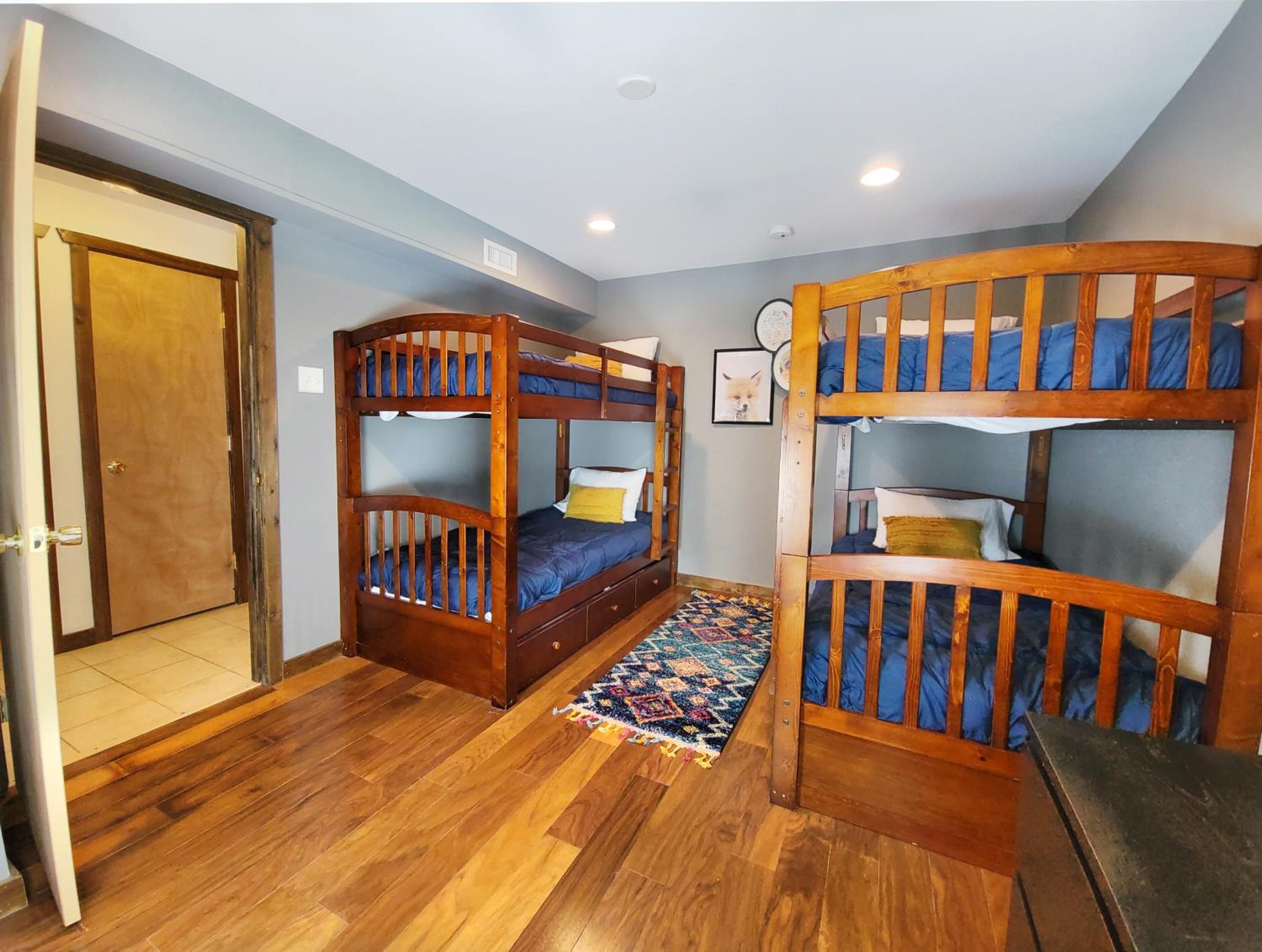 Five-Bedroom House photo 3