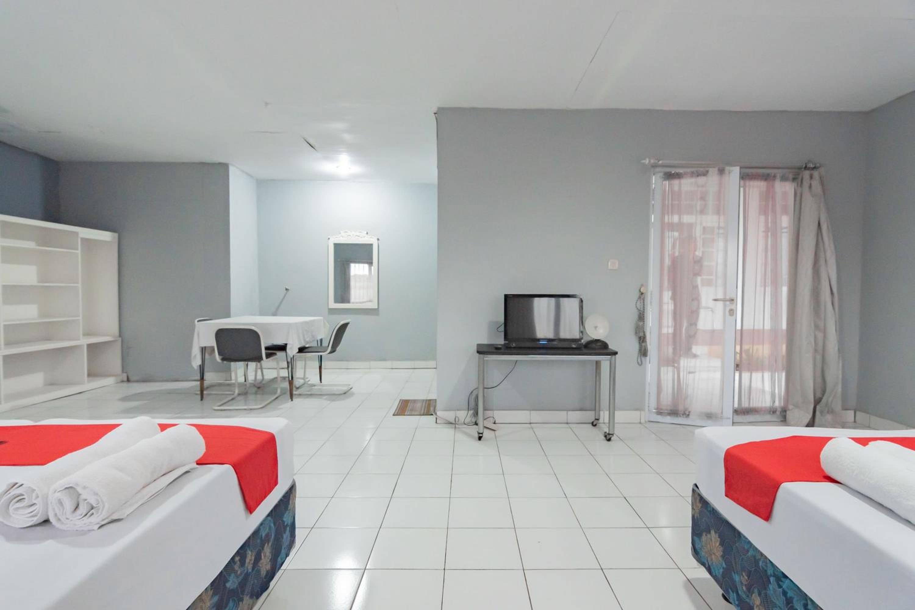 Family Room - Photo 4