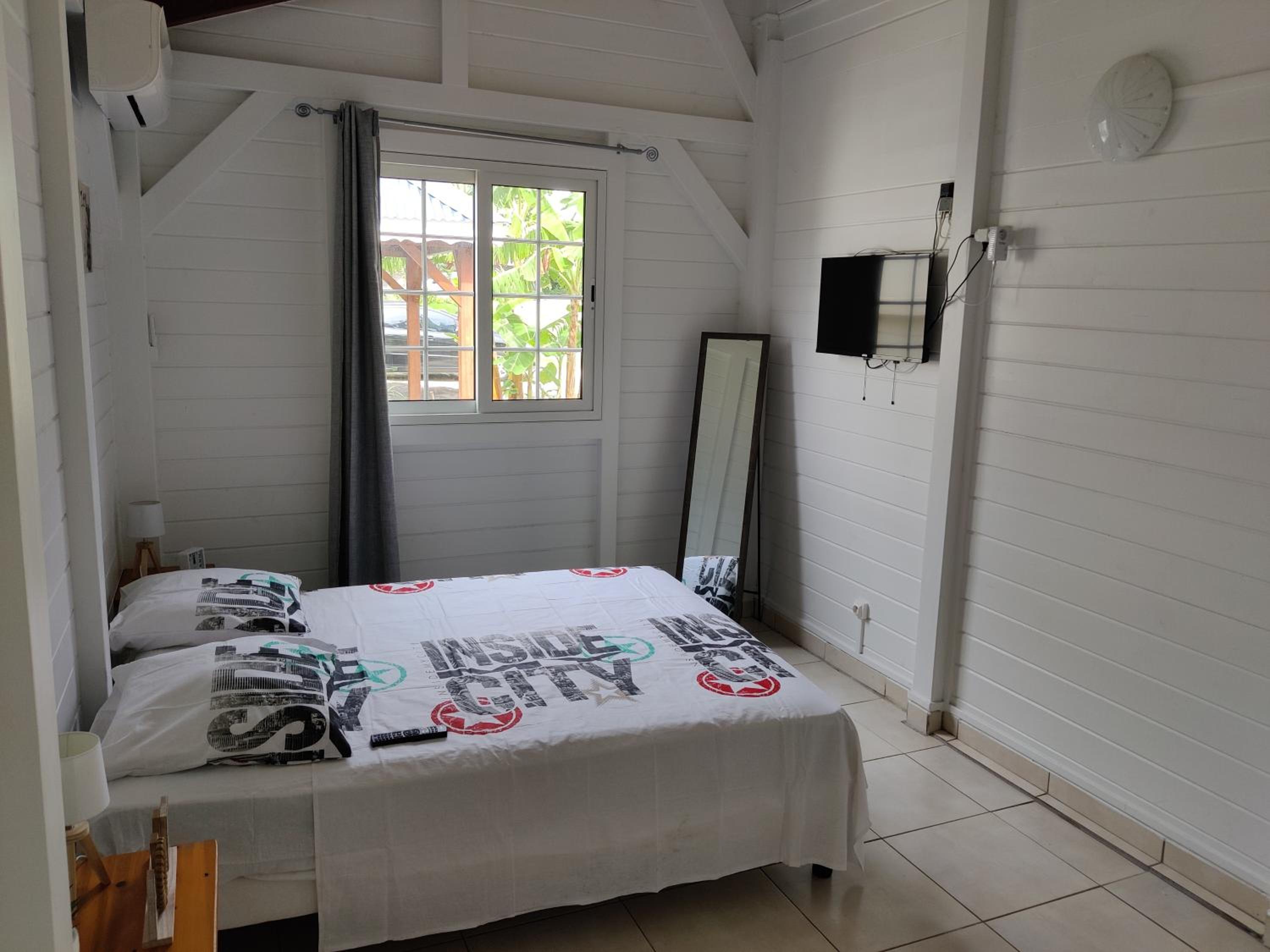 One-Bedroom Apartment - Photo 3