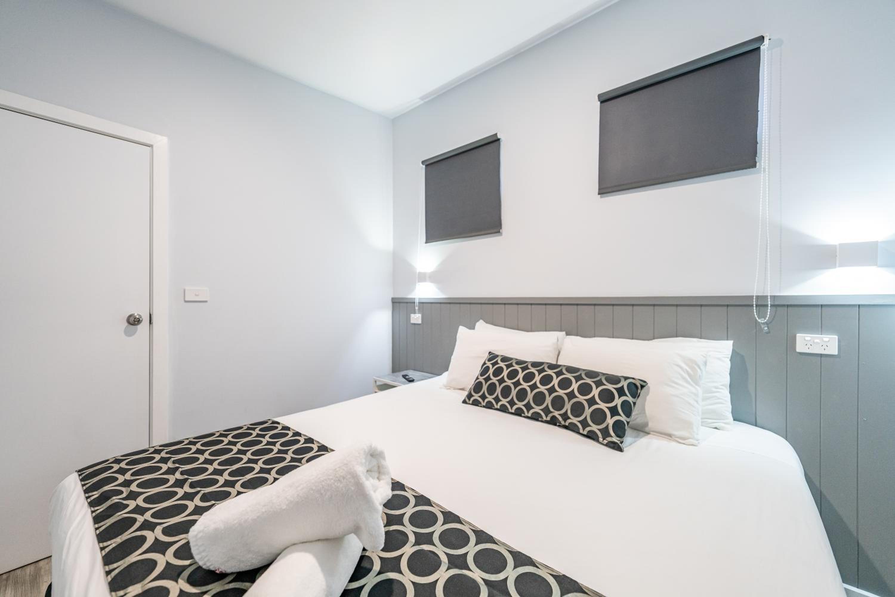 One-Bedroom King + King + Single with Kitchenette photo 1
