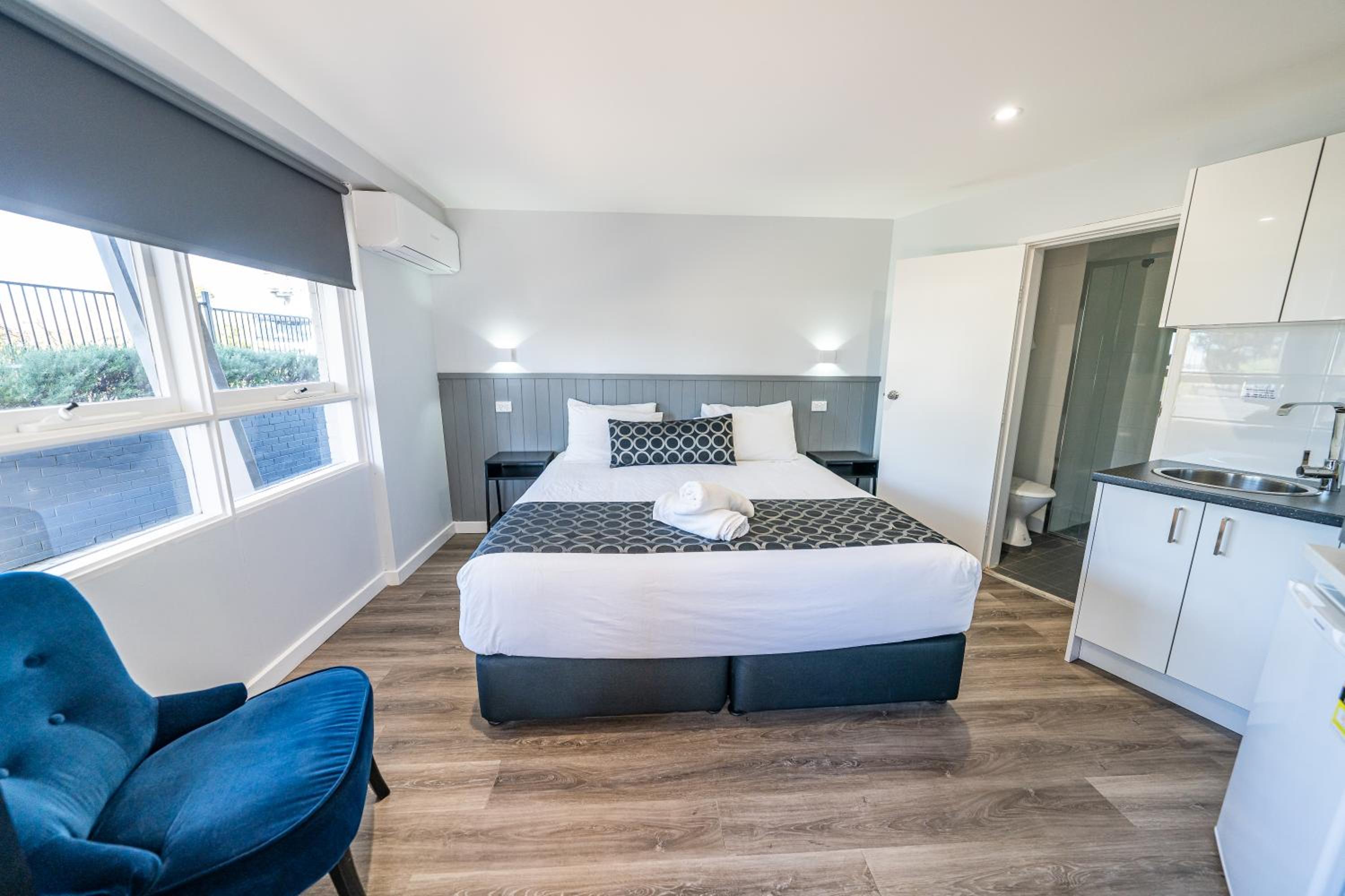 Deluxe King Room with Kitchenette photo 1