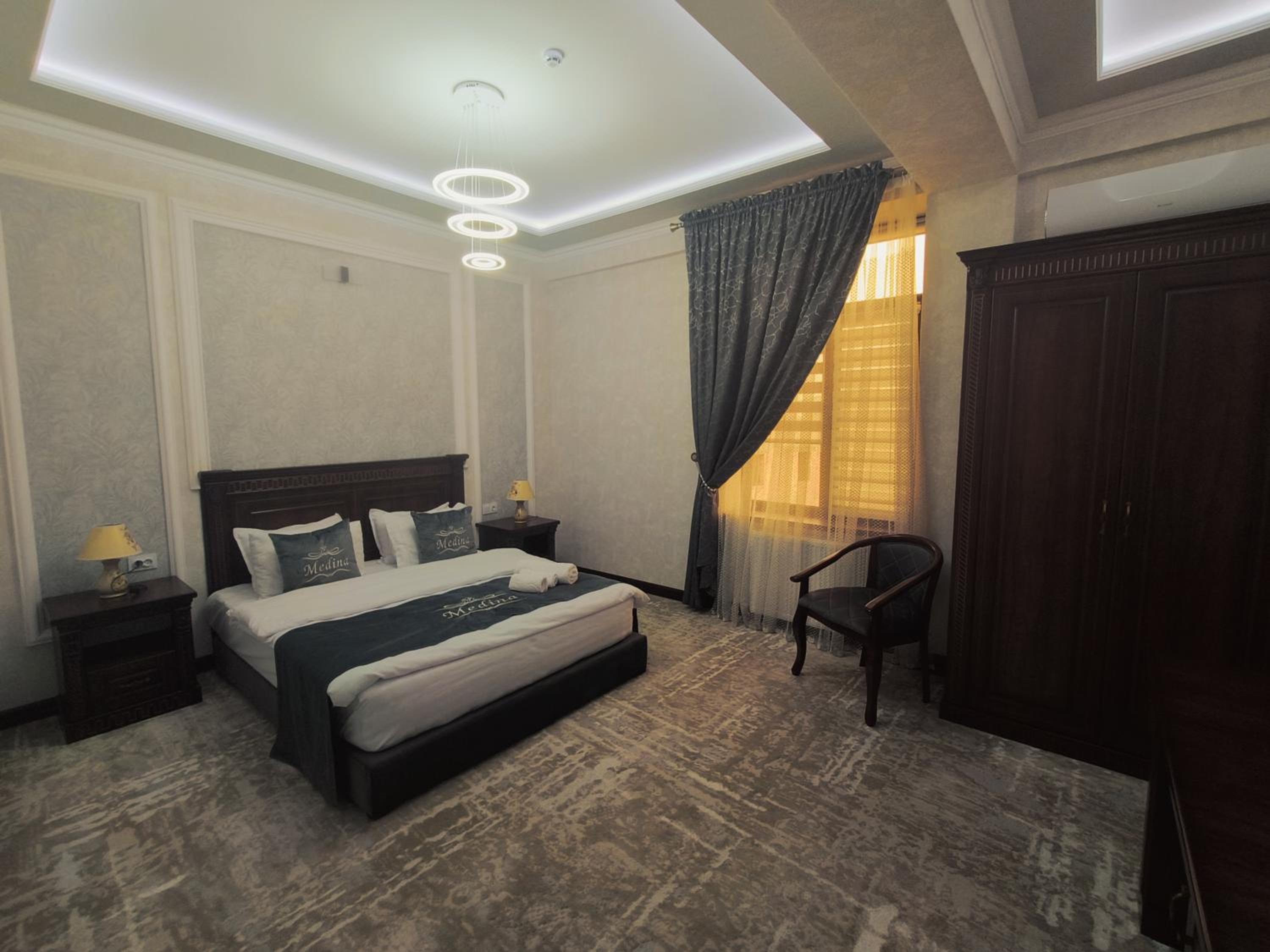 Deluxe King Room - Photo 3
