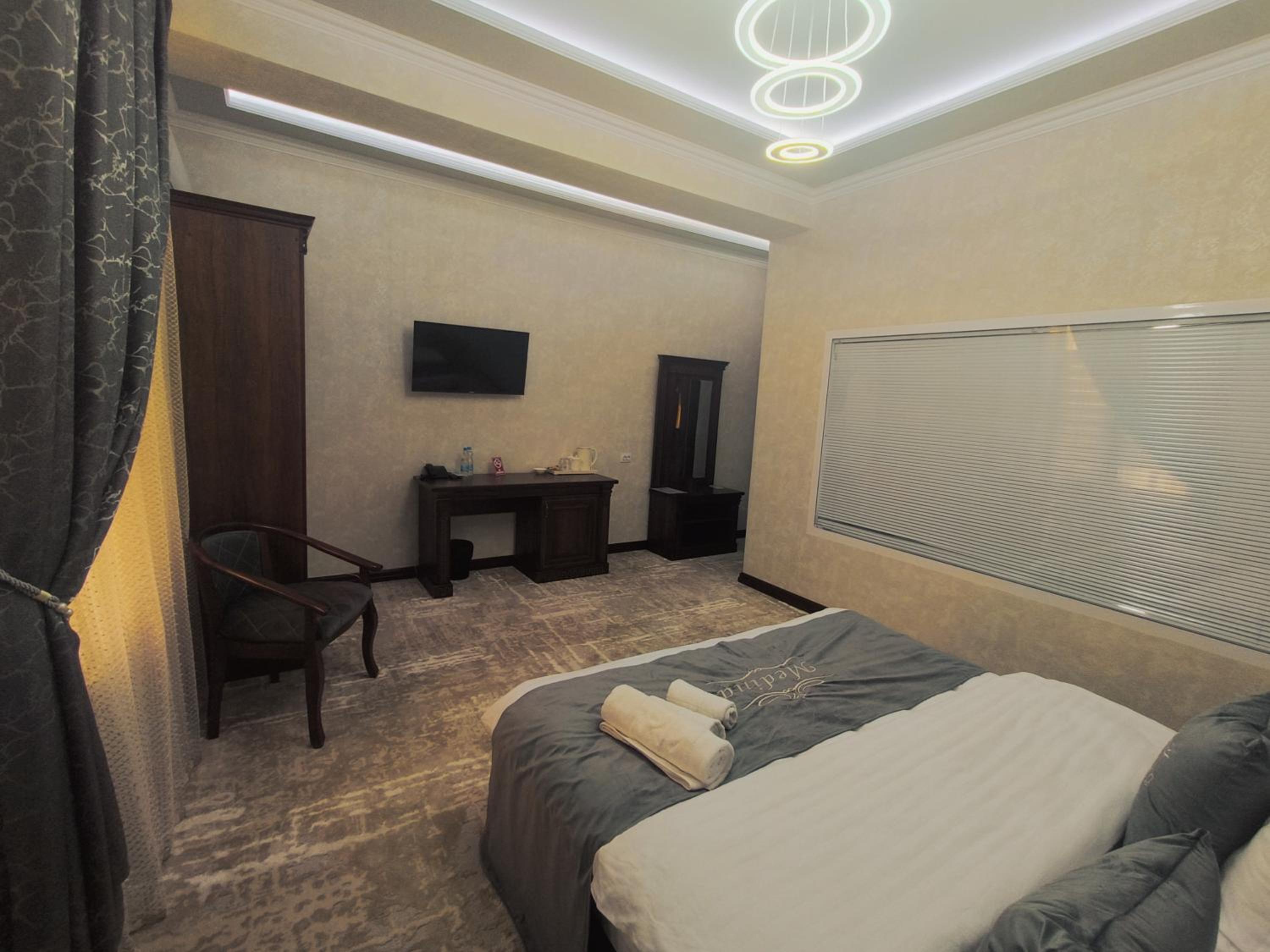 Deluxe King Room - Photo 2