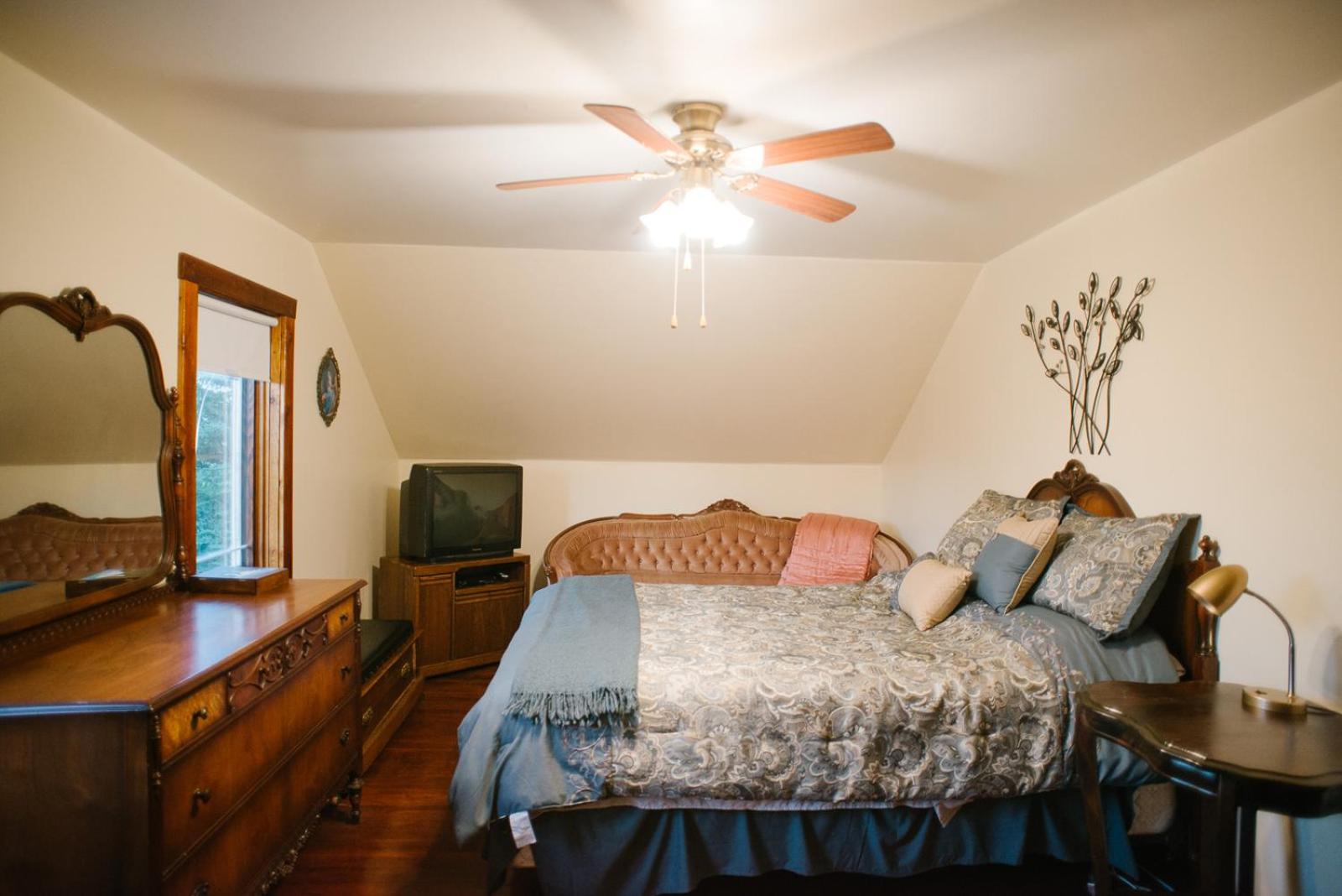 Five-Bedroom House photo 1