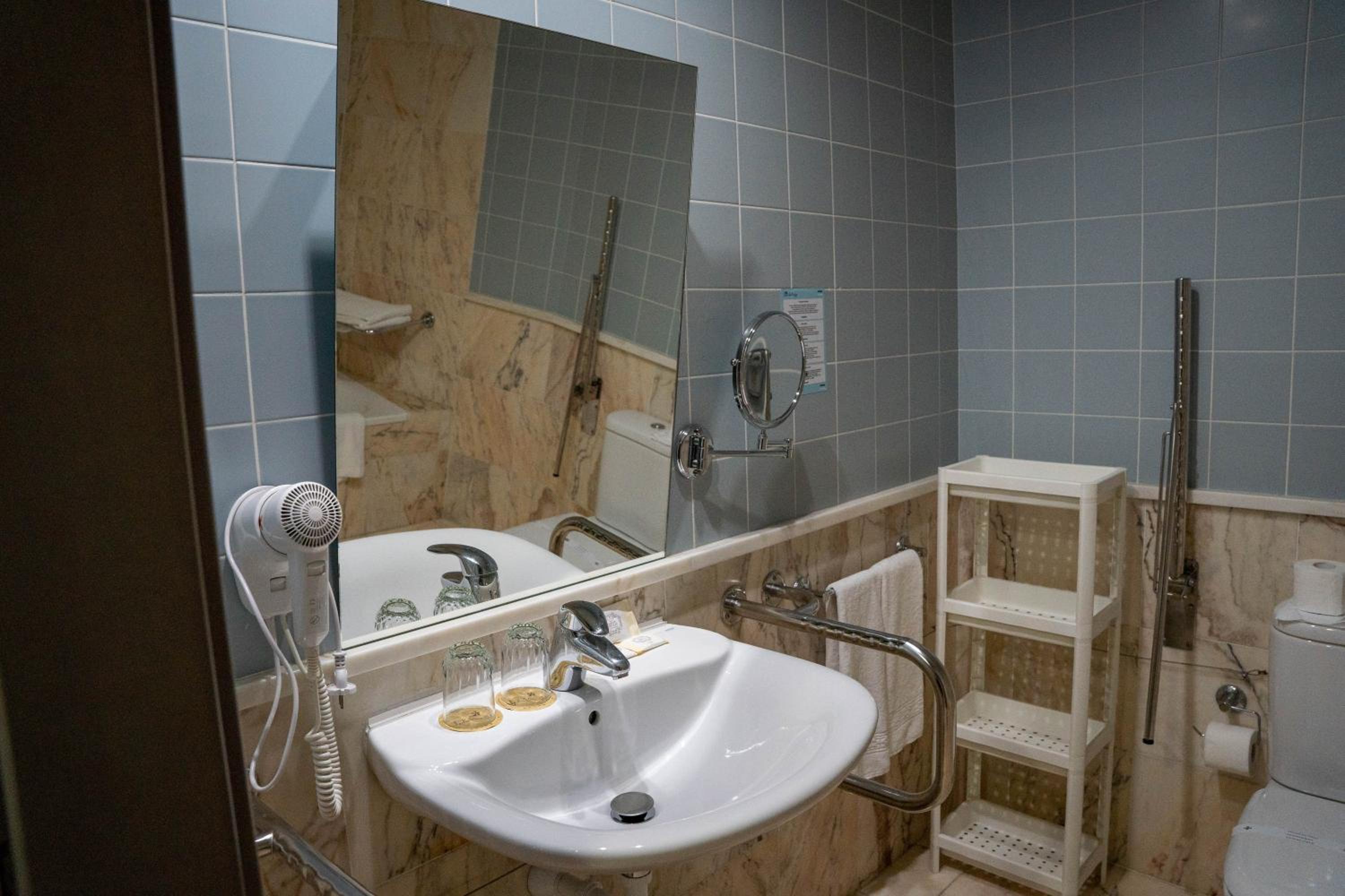 Double or Twin Room - Disability Access - Photo 8