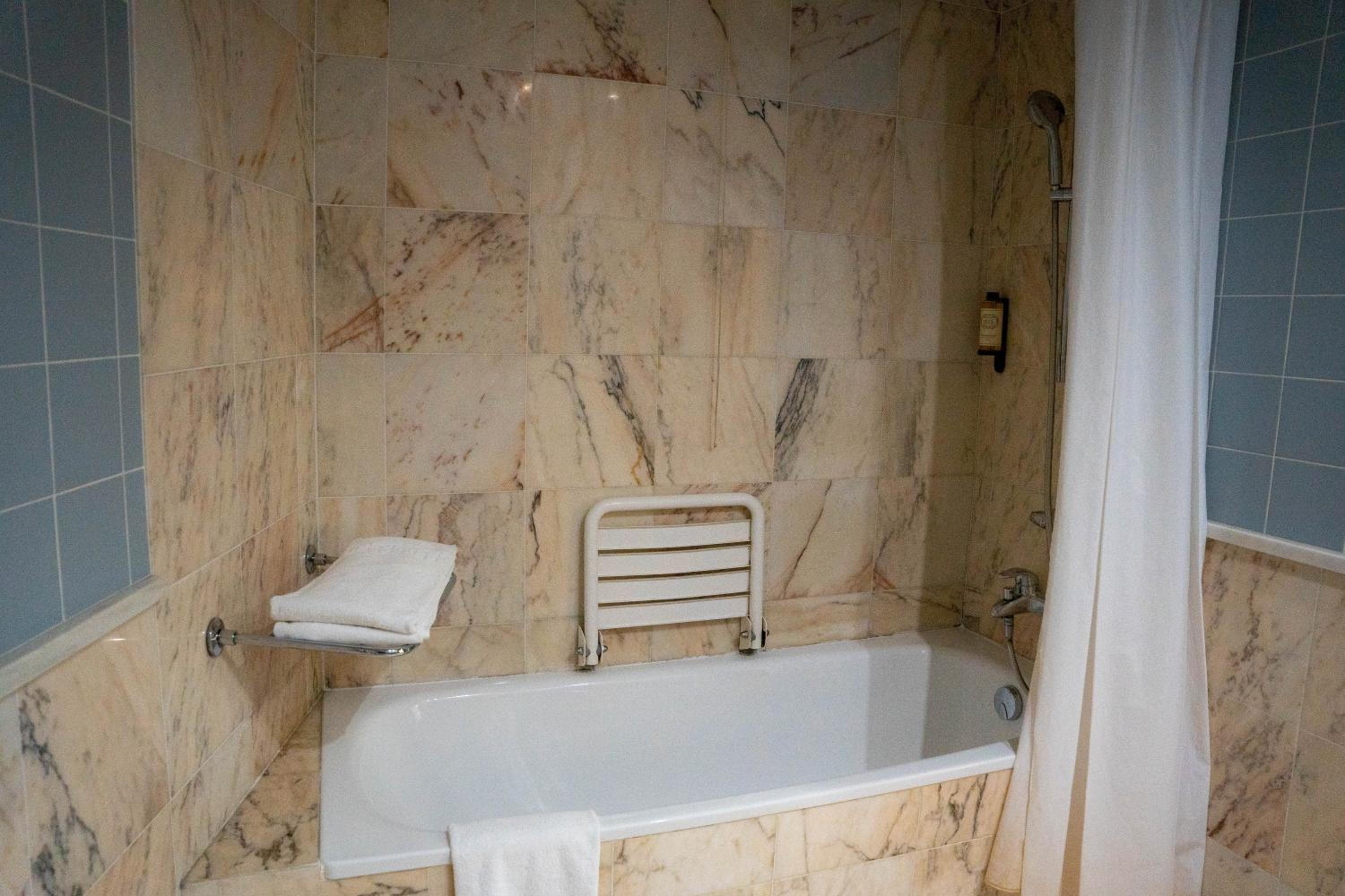Double or Twin Room - Disability Access - Photo 6
