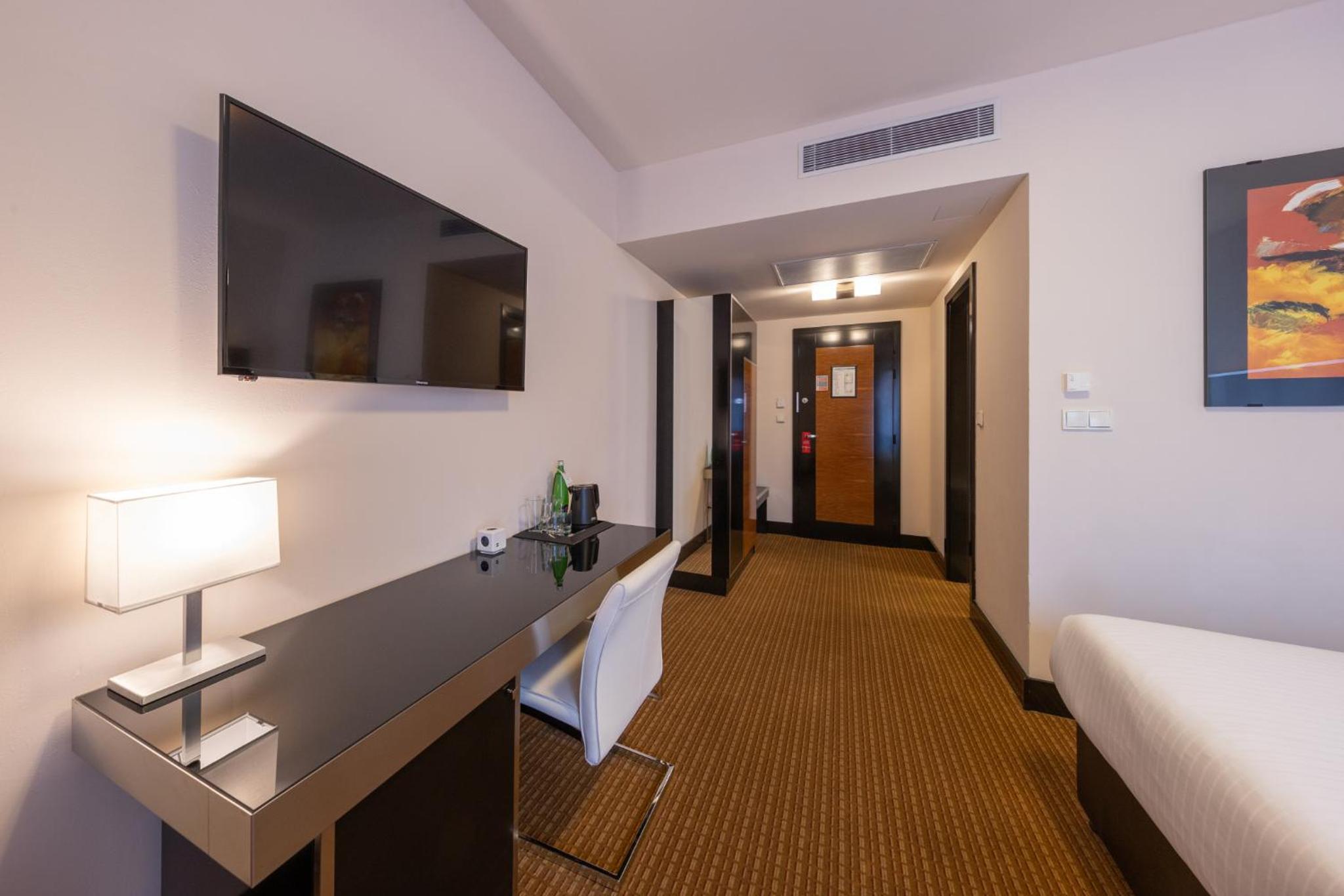 Relax in comfort in your stylish hotel room!
