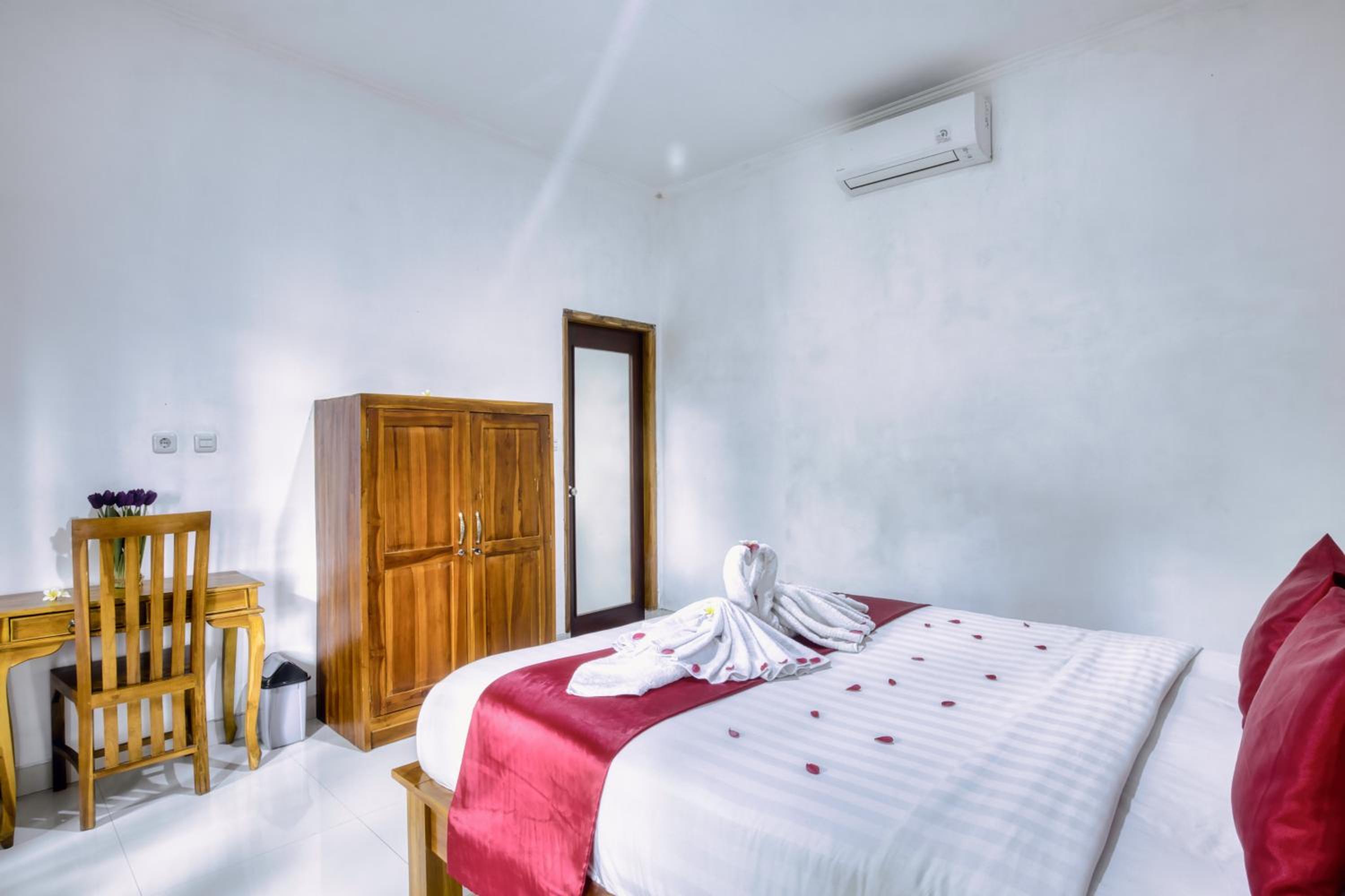 Double Room with Private Bathroom - Photo 12