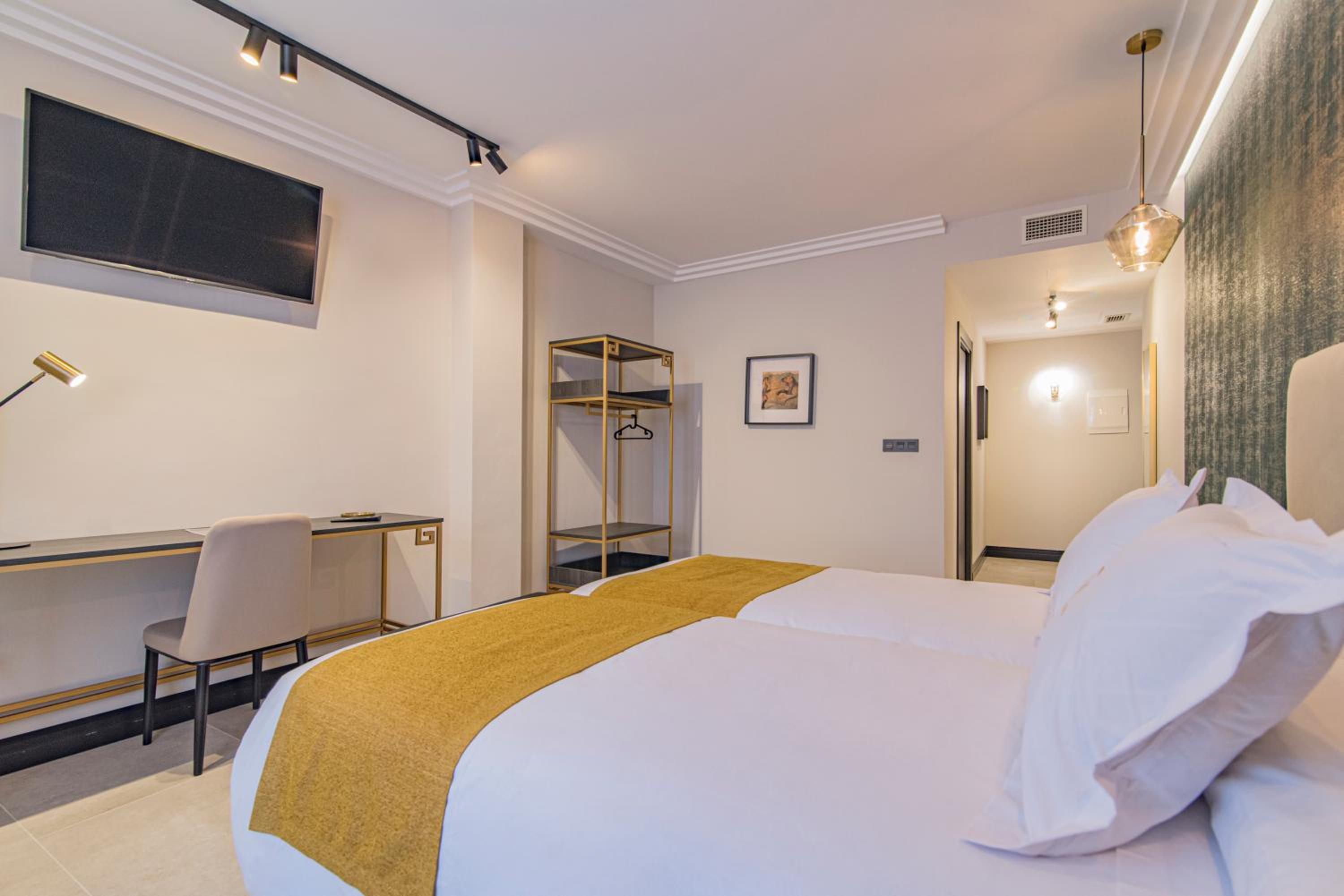 Queen Room - Disability Access - Photo 7