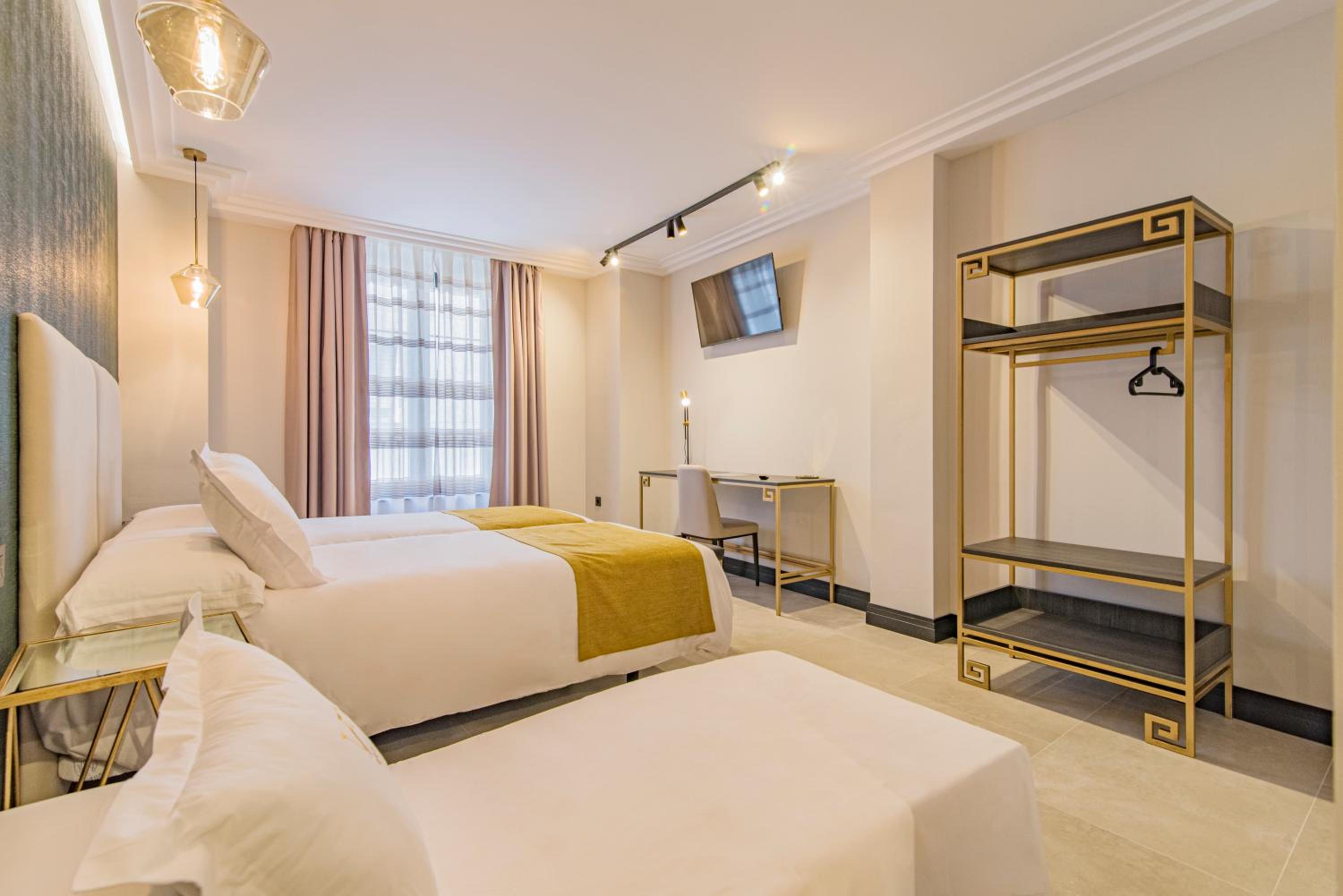 Queen Room - Disability Access - Photo 1