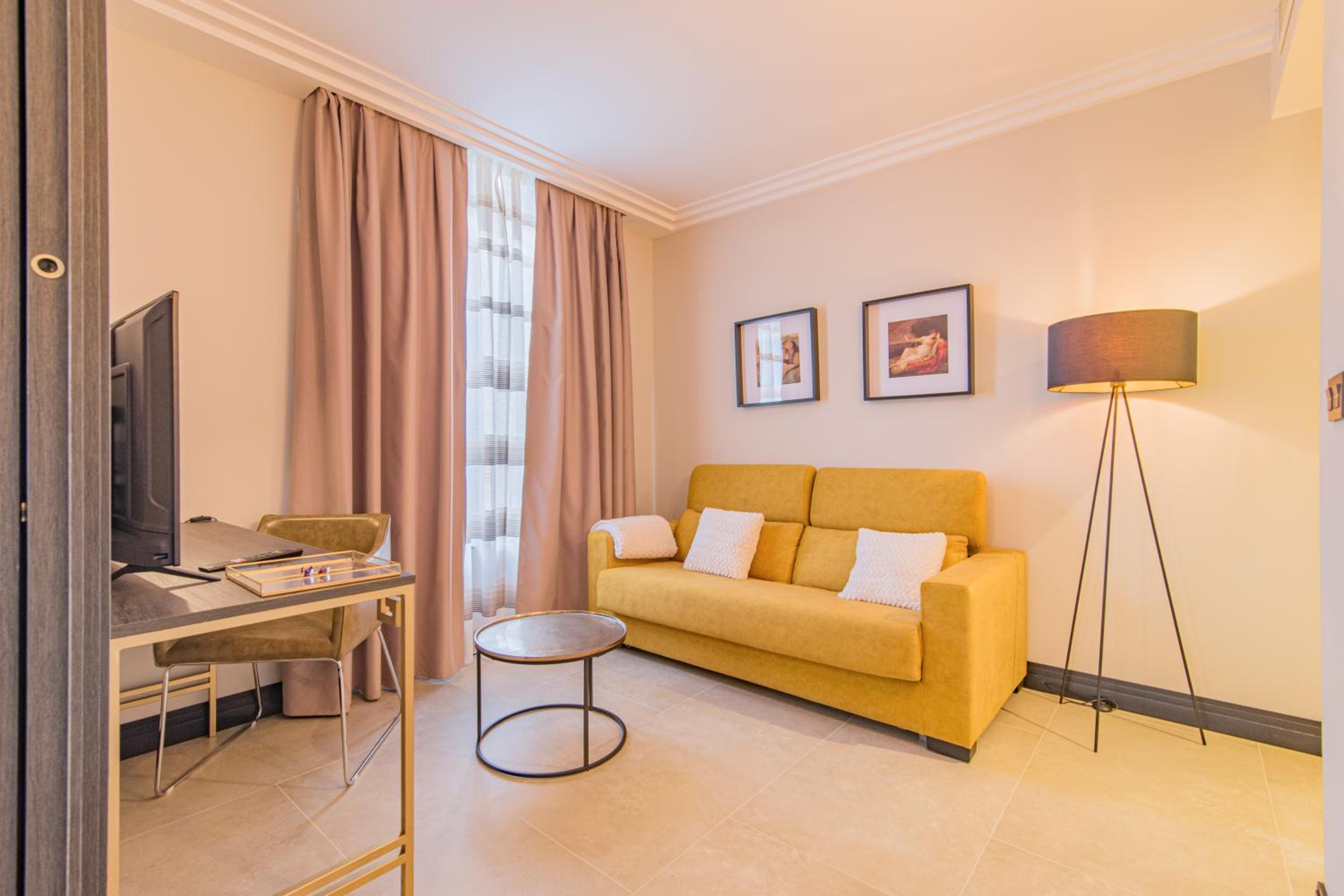 King Suite - Photo 3