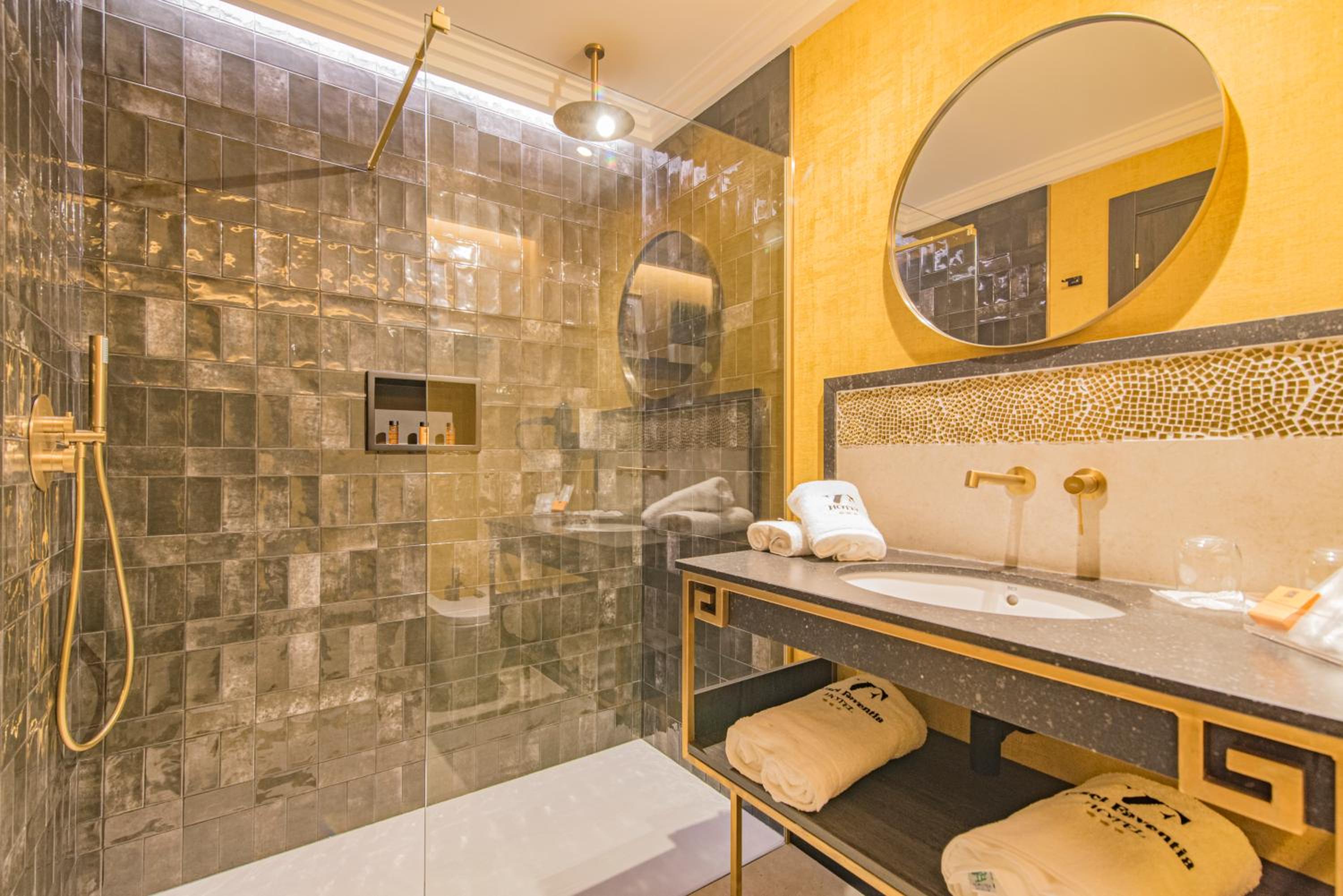 King Suite - Photo 16