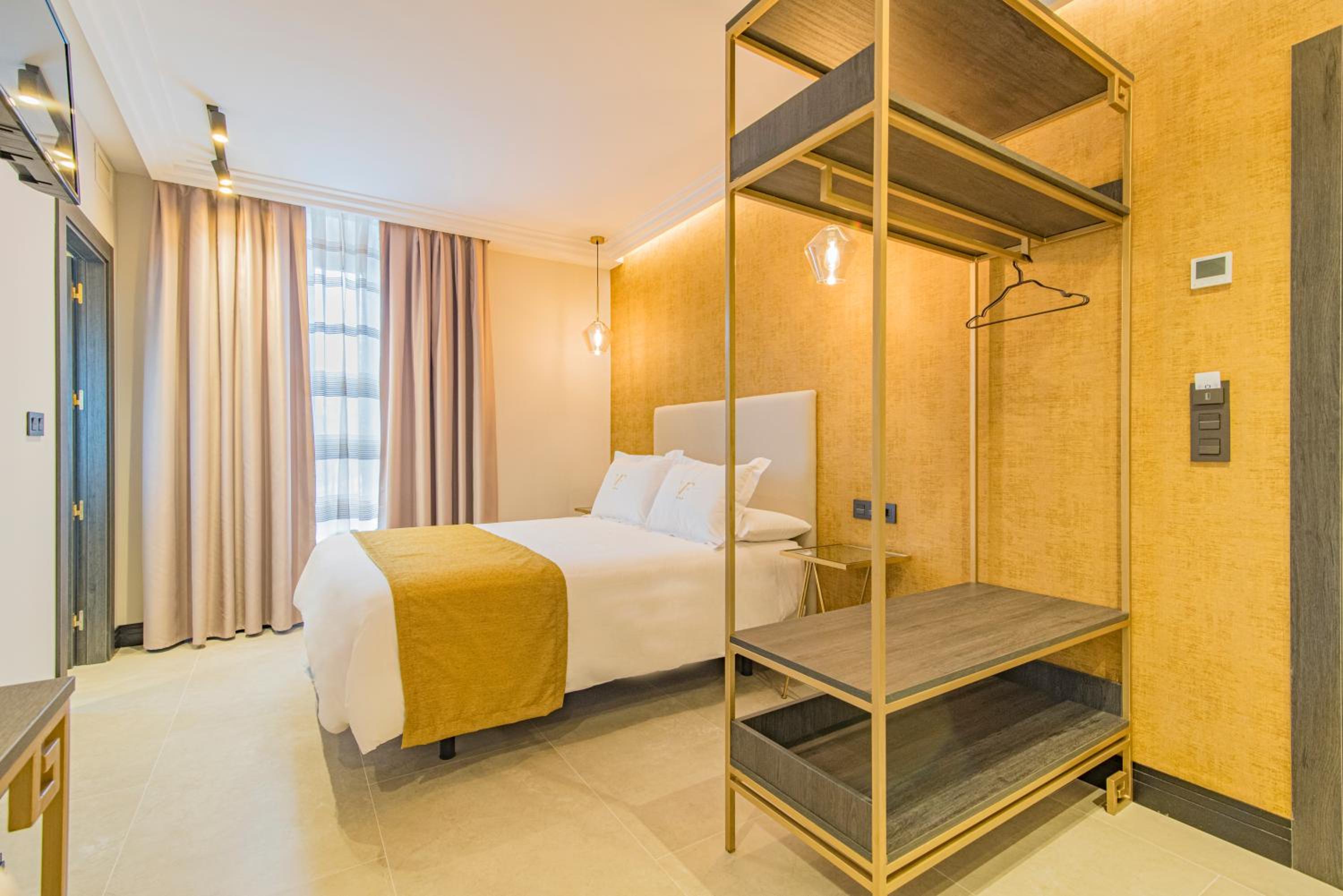 Double Room - Photo 8