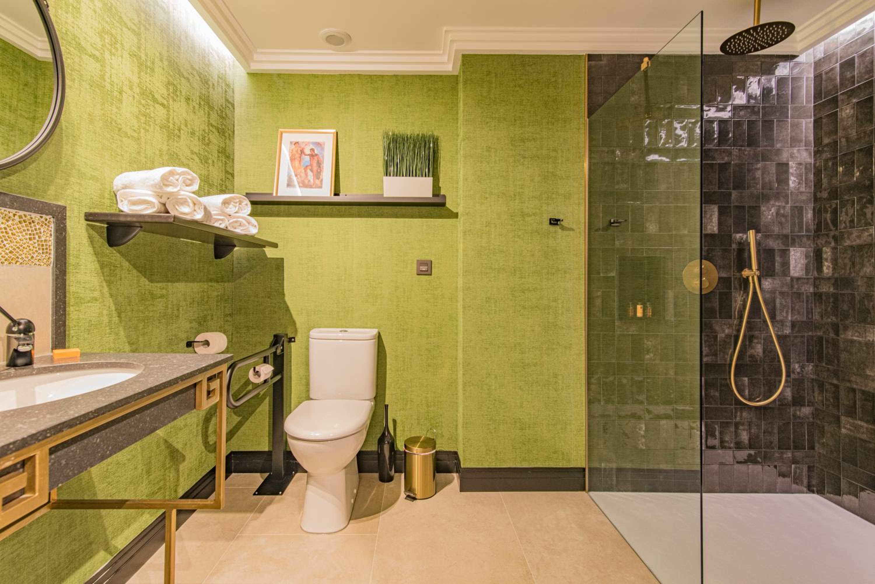 Queen Room - Disability Access - Photo 9