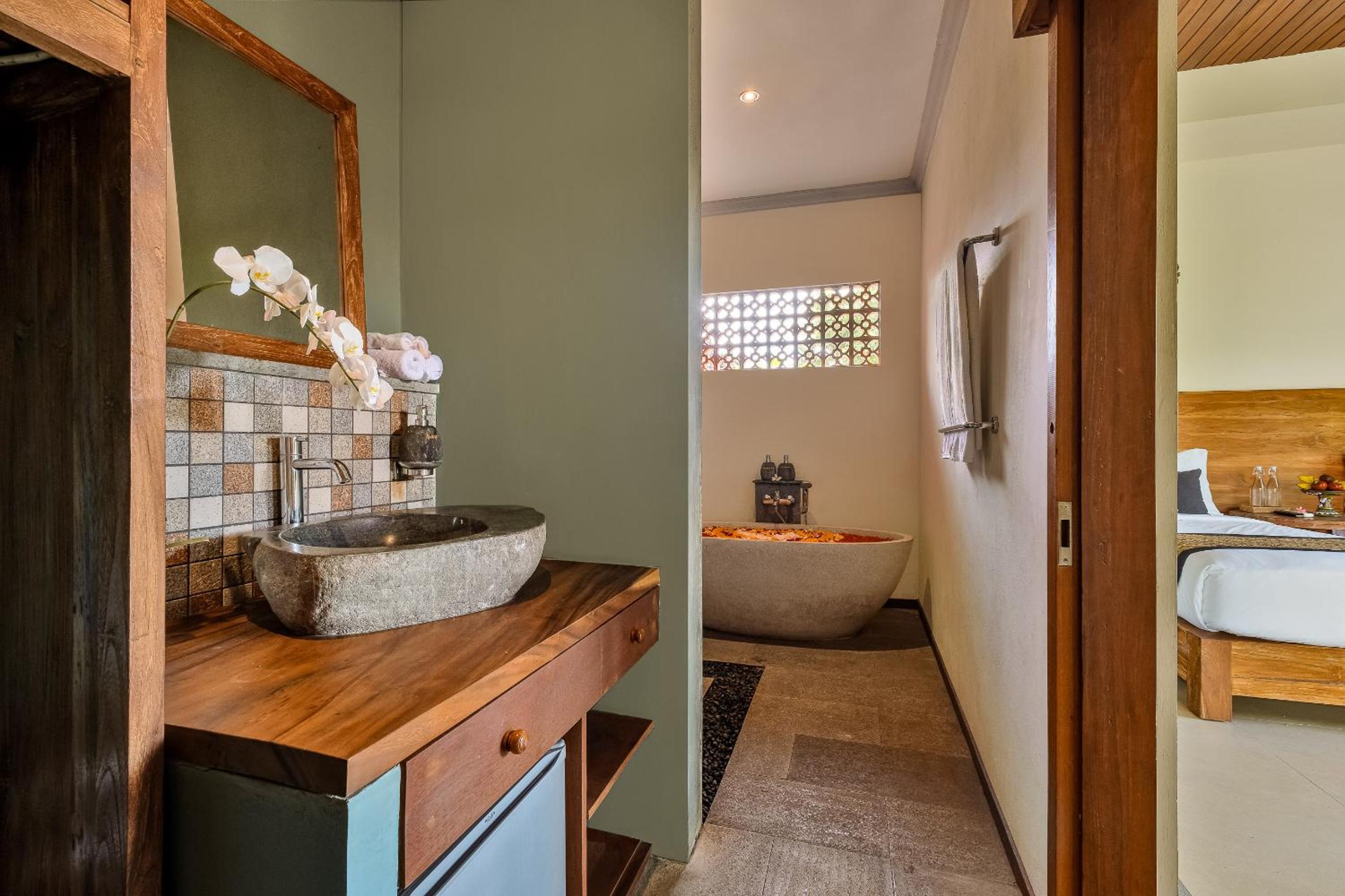 Deluxe Suite Pool View with Bathtub  - Photo 32