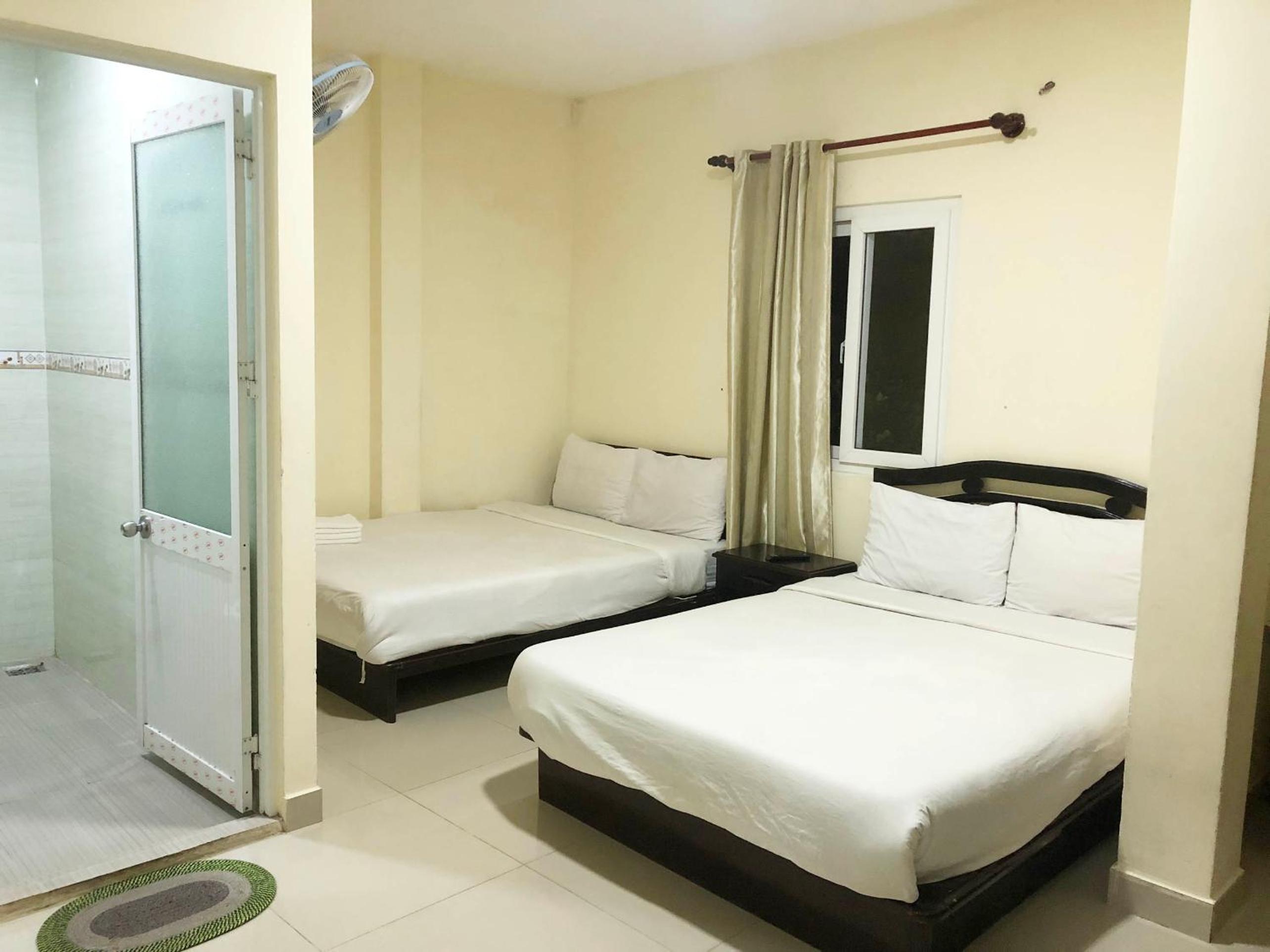 Quadruple Room with Balcony - Photo 1