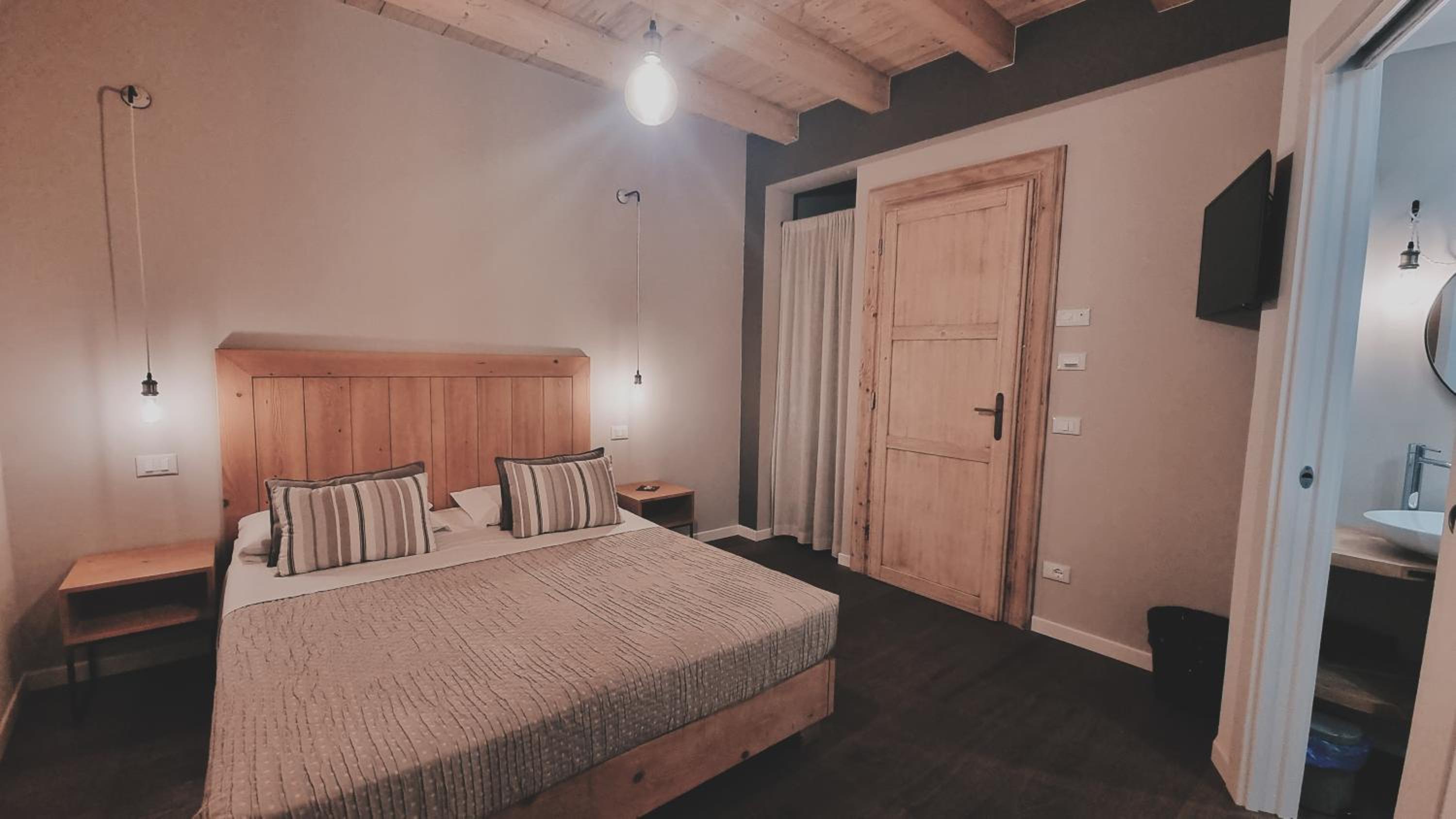 Deluxe Double Room - Photo 8