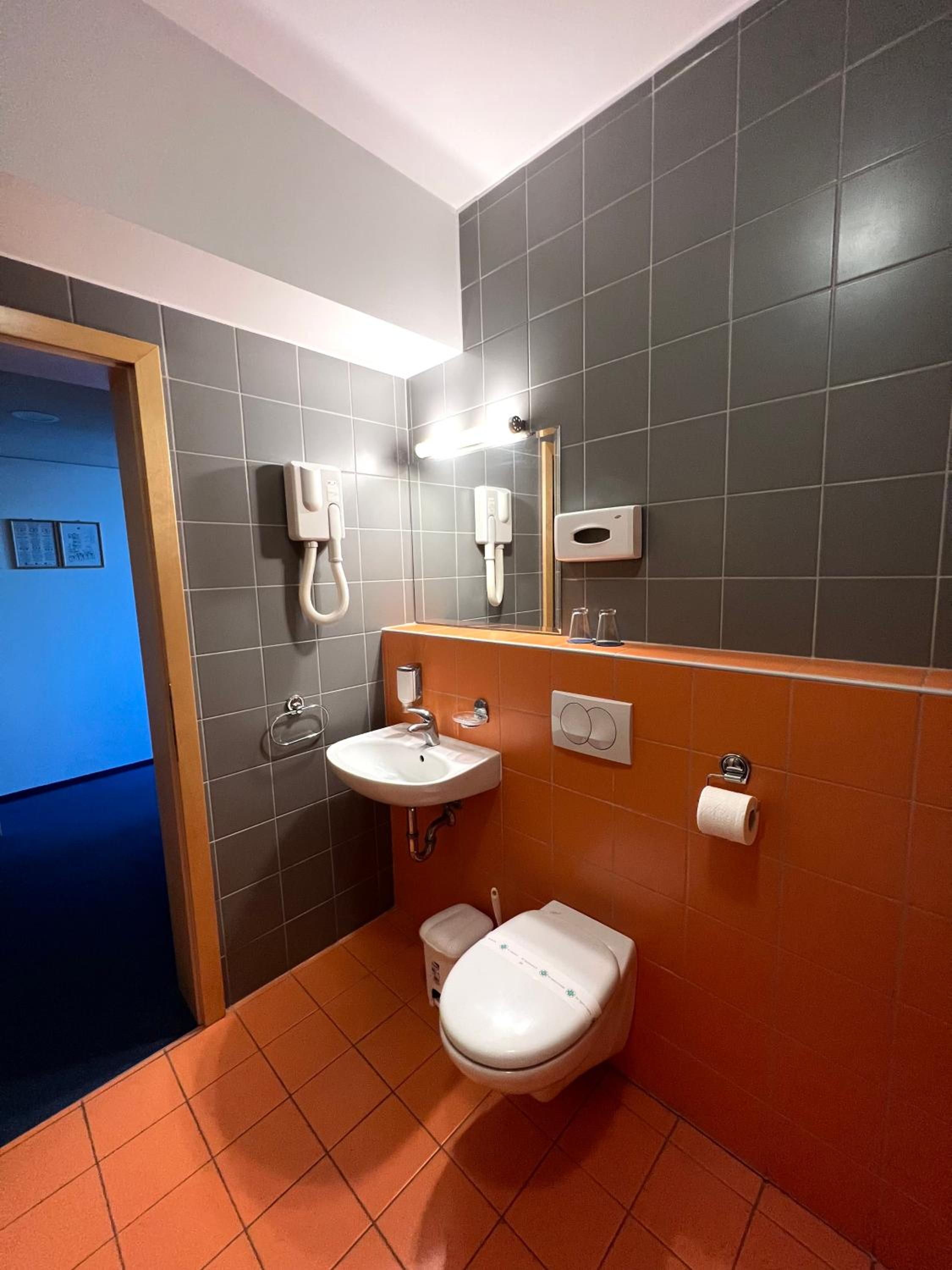 Twin Room with Bath photo 2