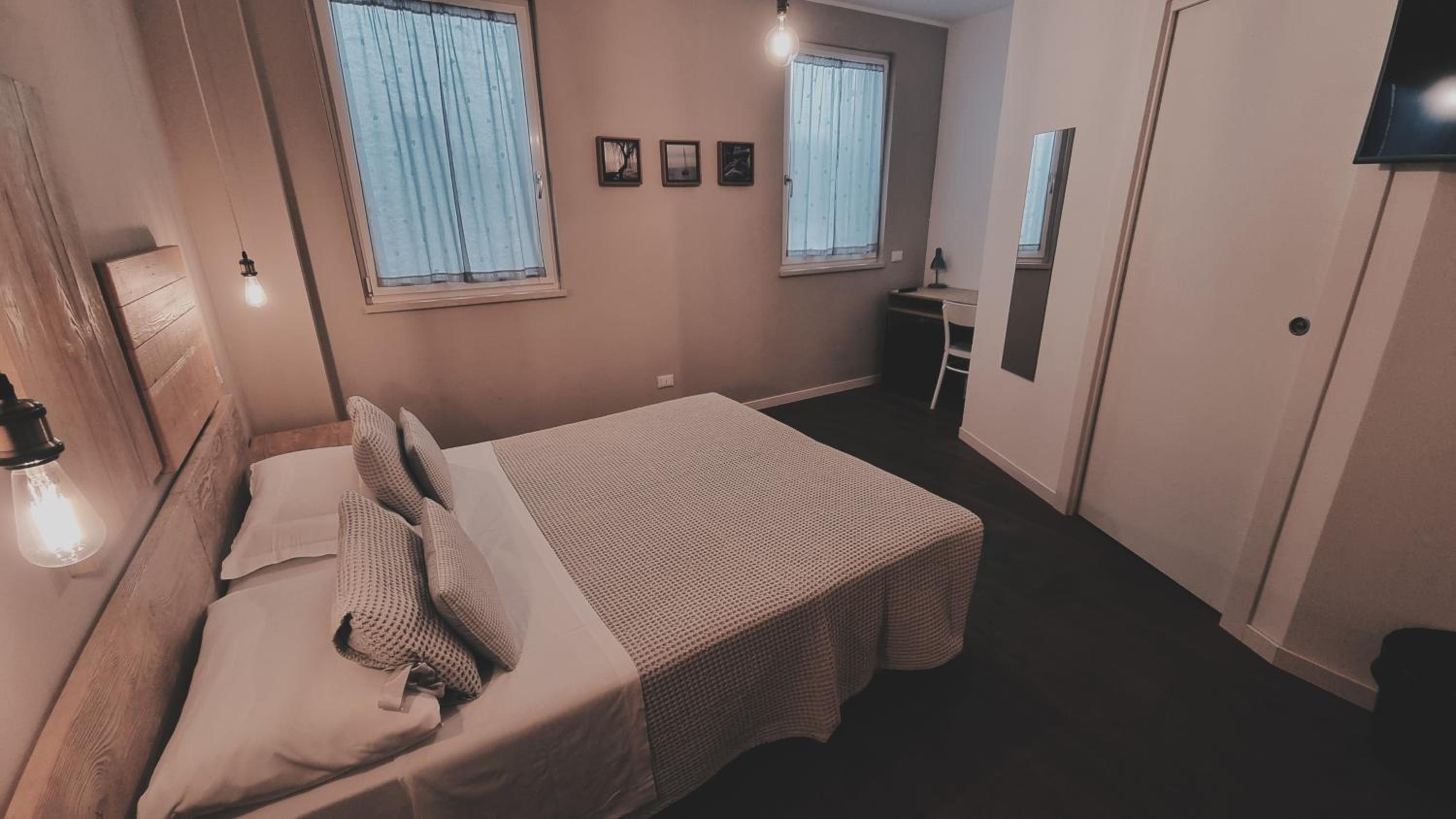 Budget Double Room - Photo 5