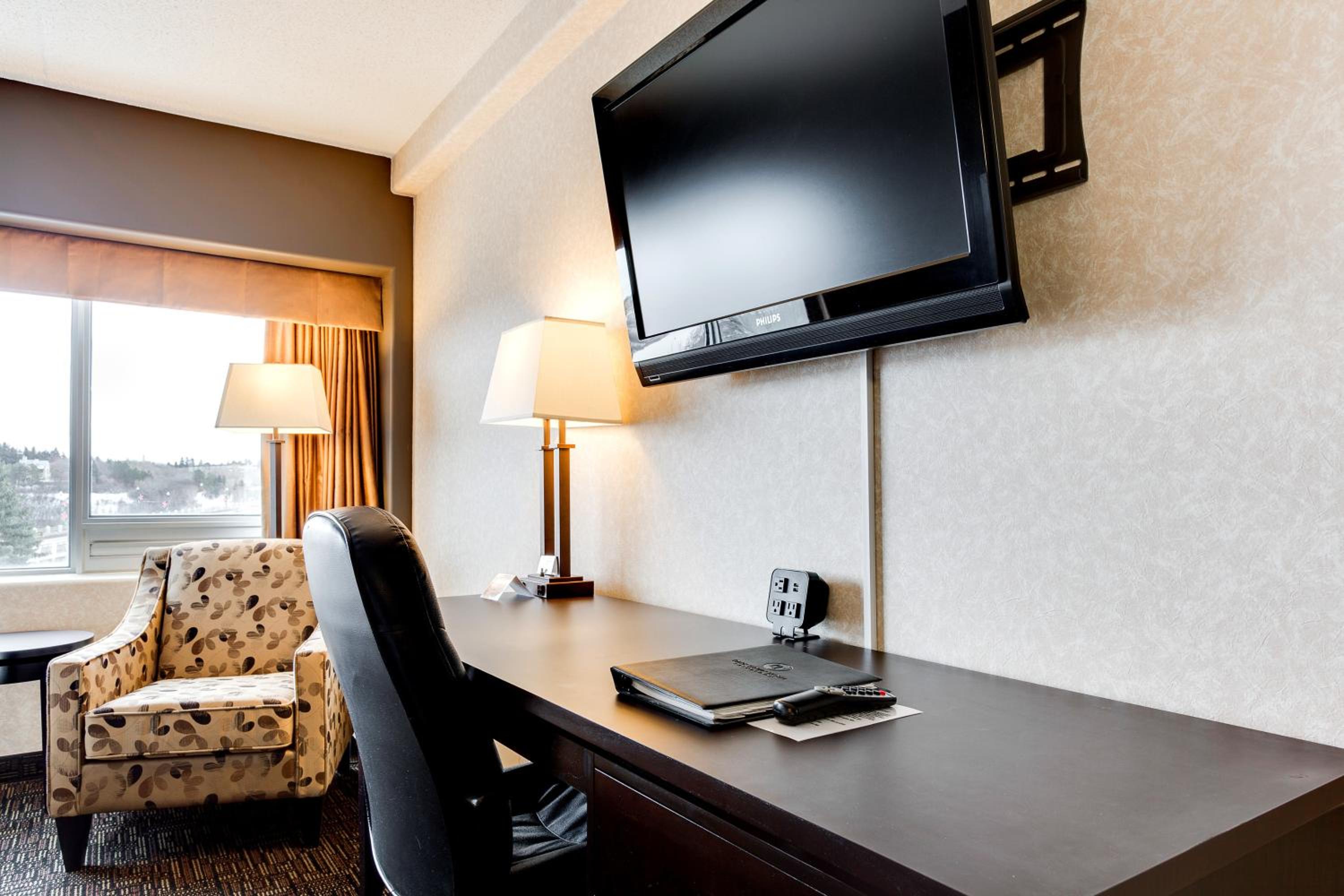 Executive Suite - Photo 3