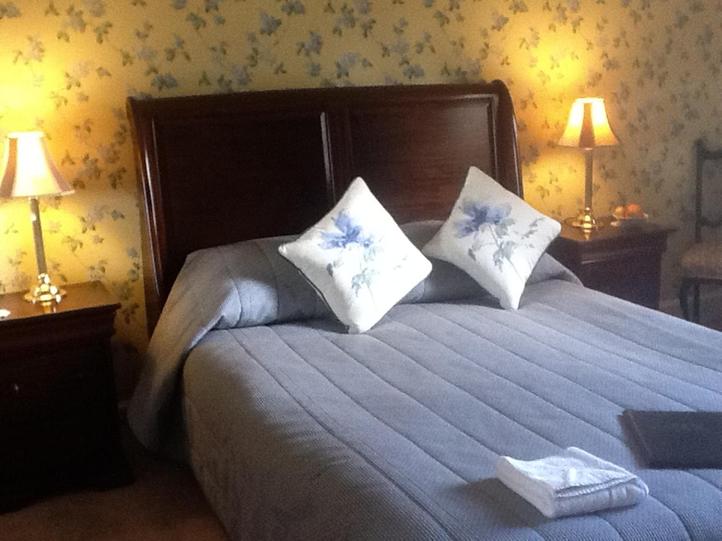 Double King Sleigh Bed - Private Bathroom  photo 1