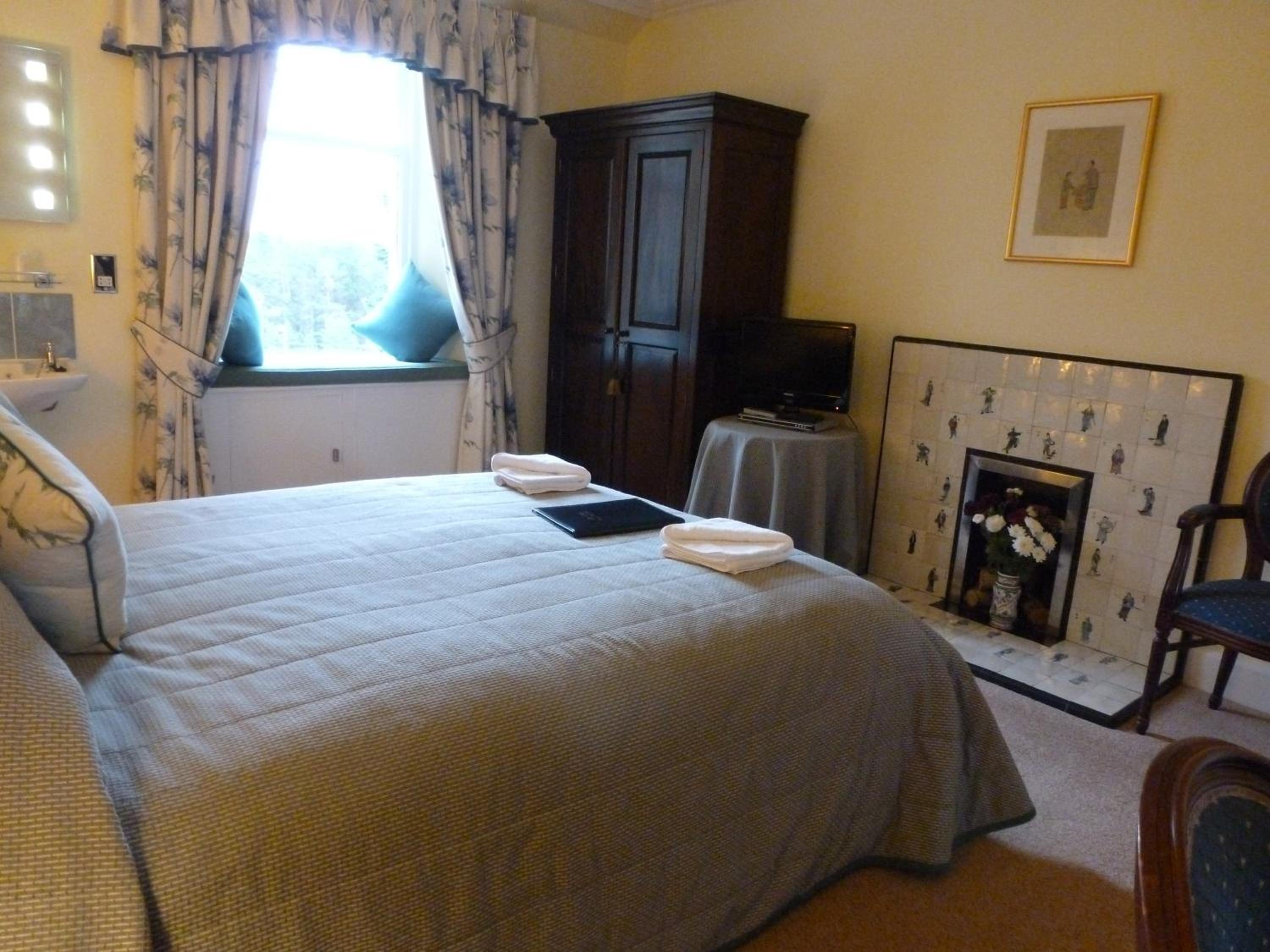 Double King Sleigh Bed - Private Bathroom  photo 3