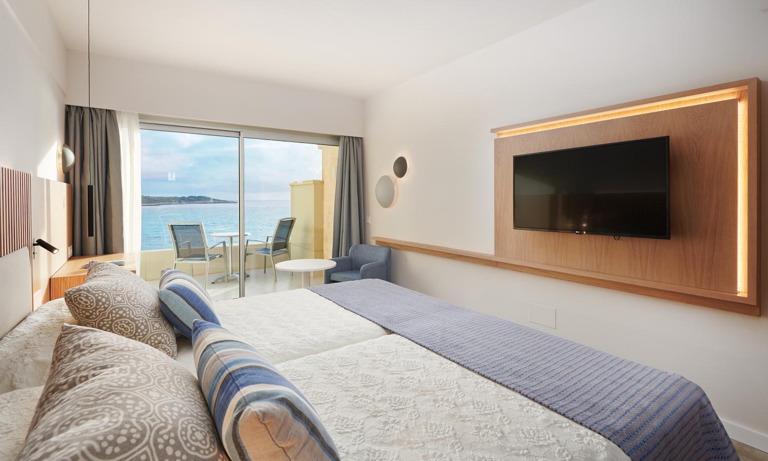 Premium Double or Twin Room thumbnail 5