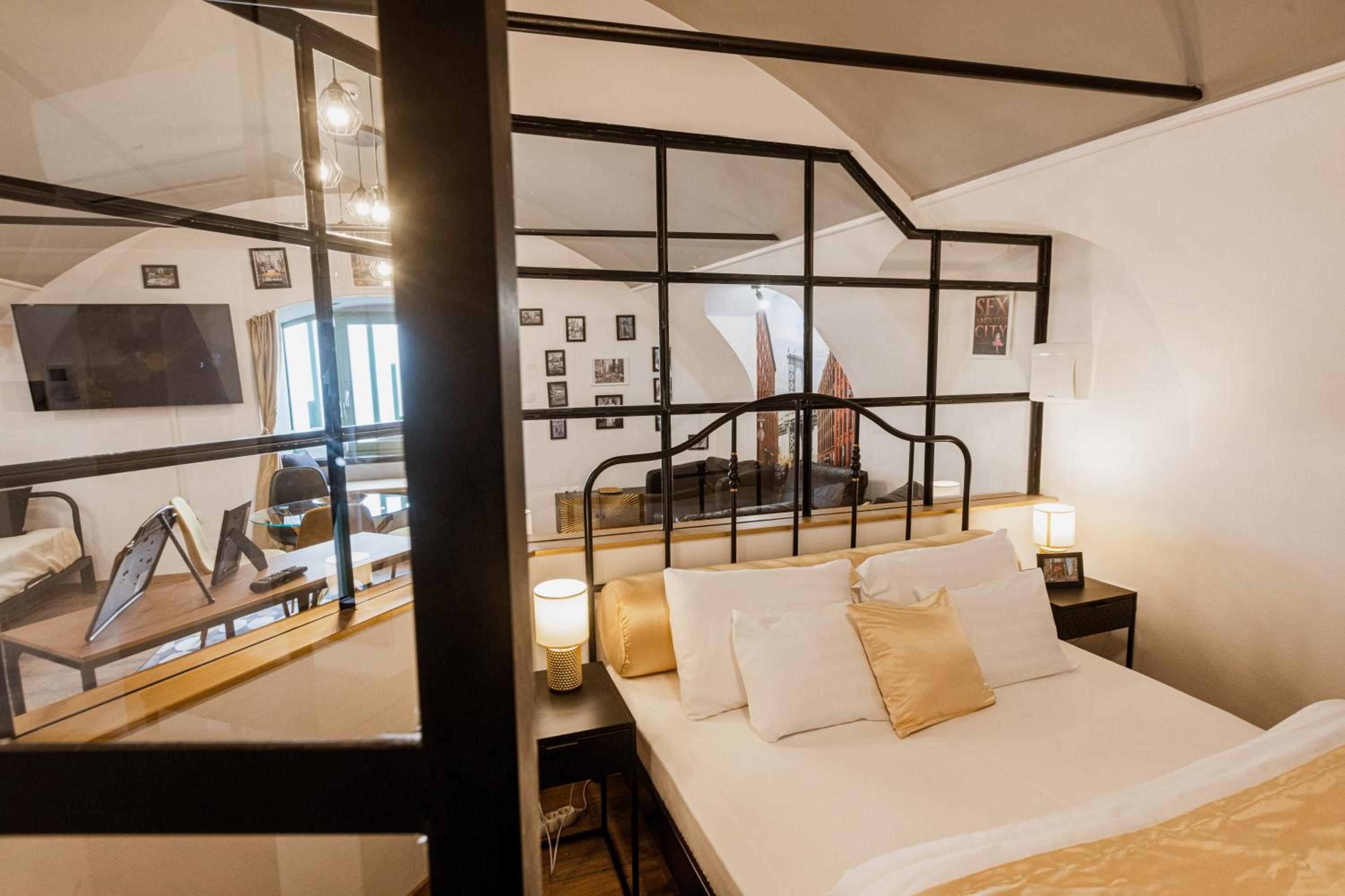 Deluxe Suite with Spa Bath - Photo 8