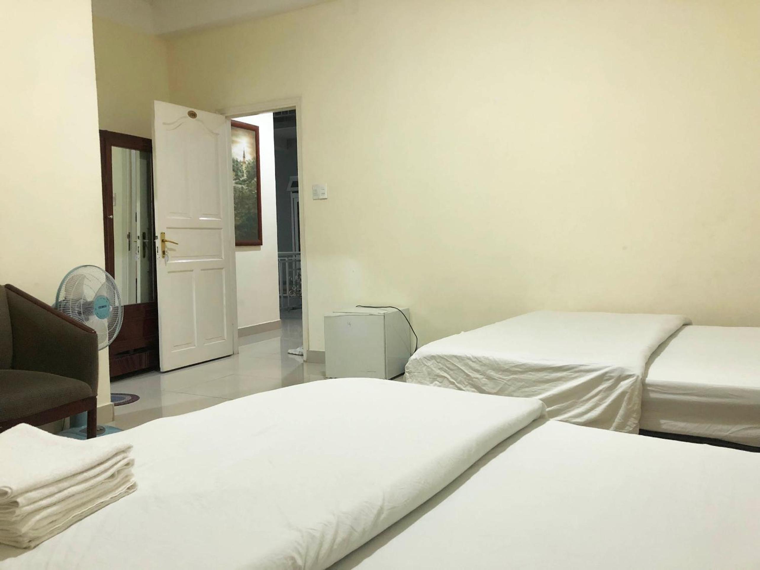 Quadruple Room with Balcony - Photo 4