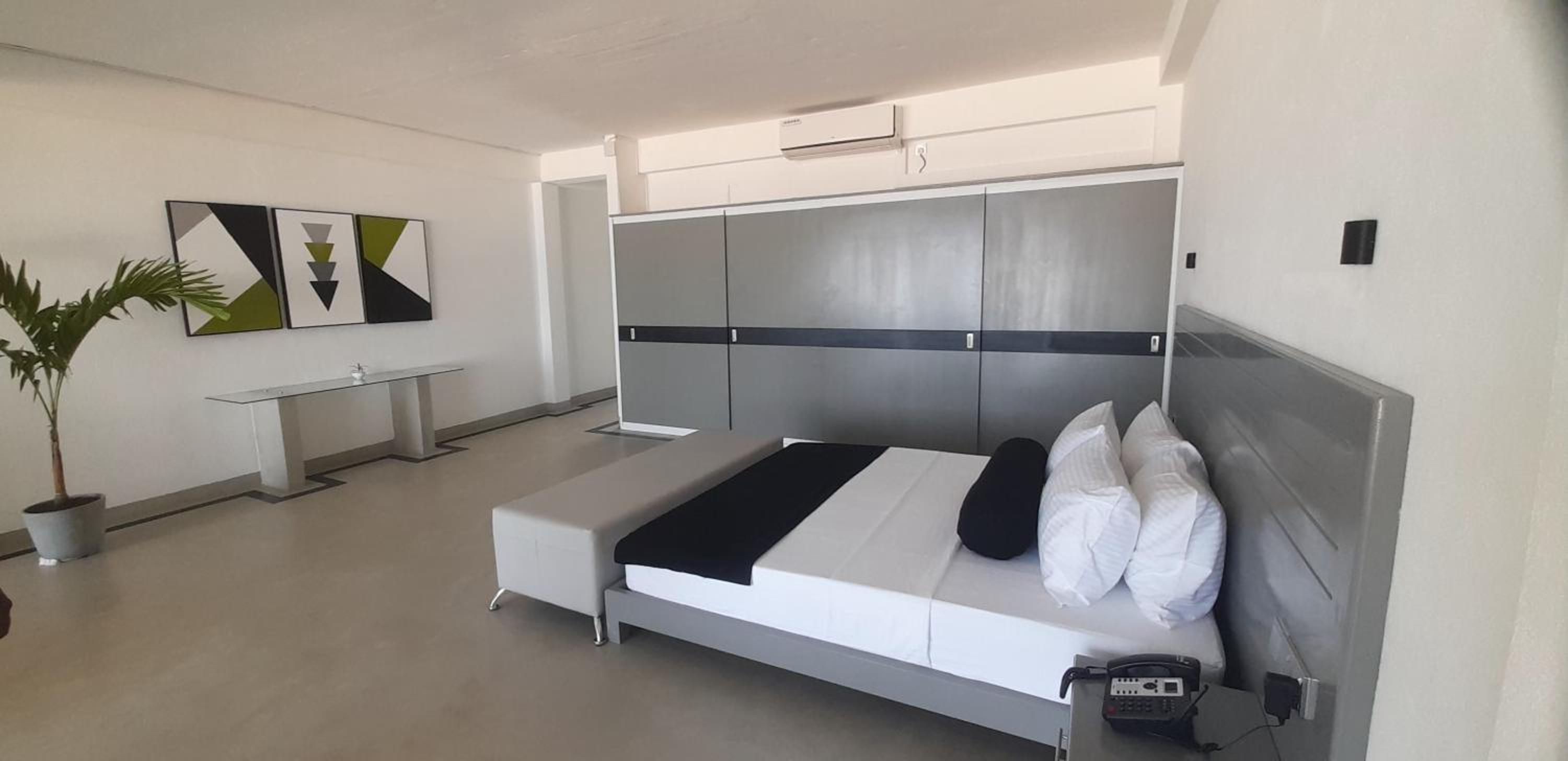 Deluxe Suite with Sea View photo 2