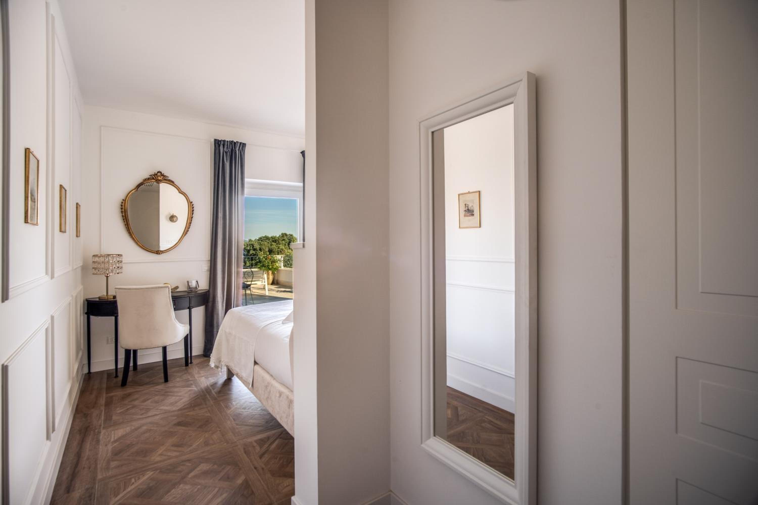 Deluxe Double Room with Terrace - Photo 3
