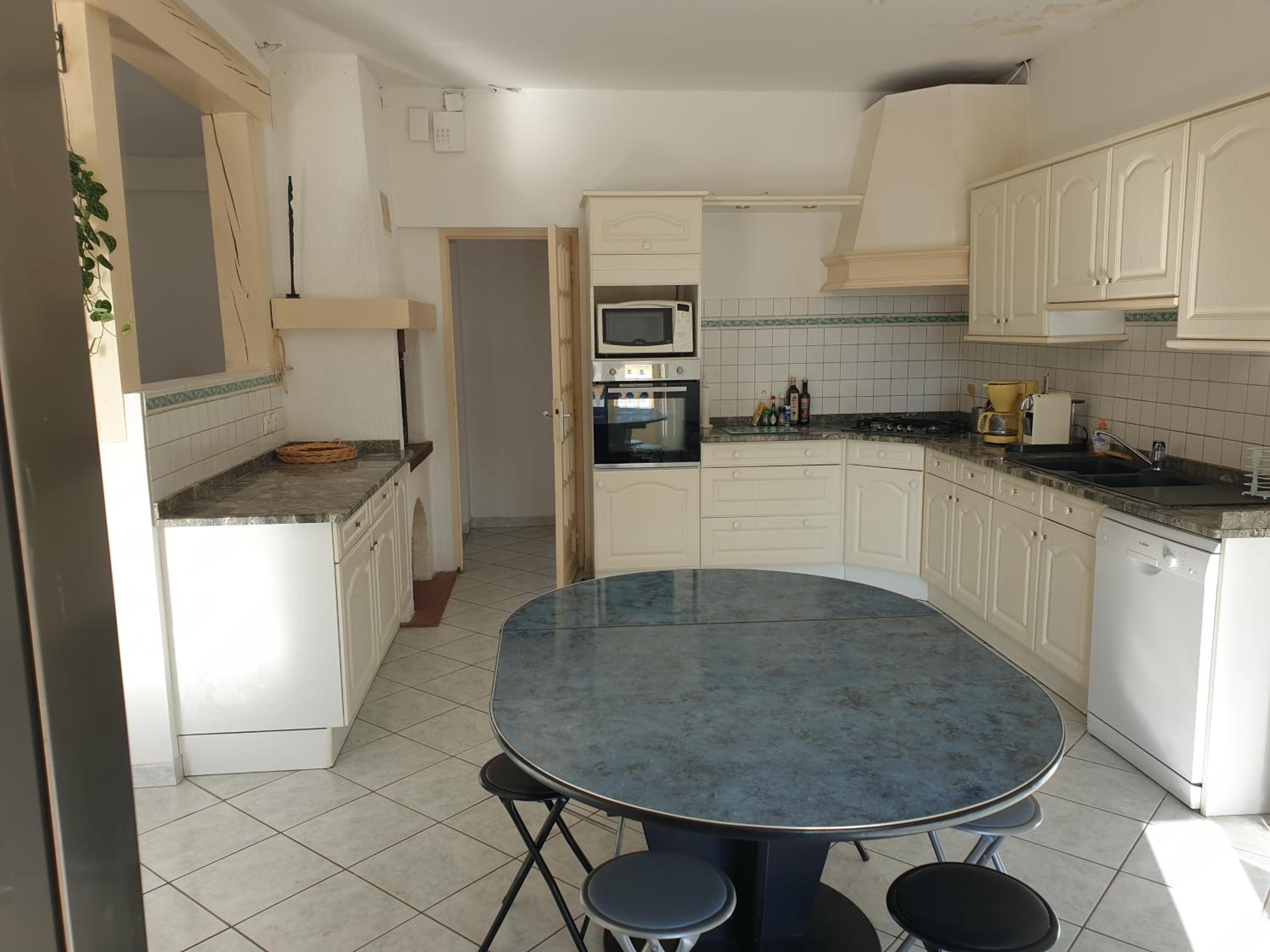 Seven-Bedroom House photo 2