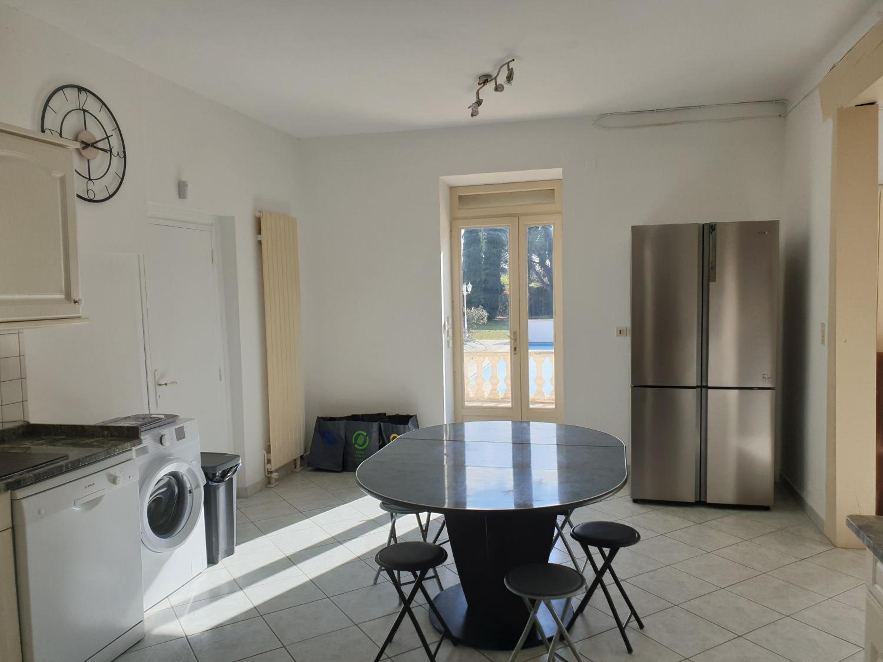 Seven-Bedroom House photo 3