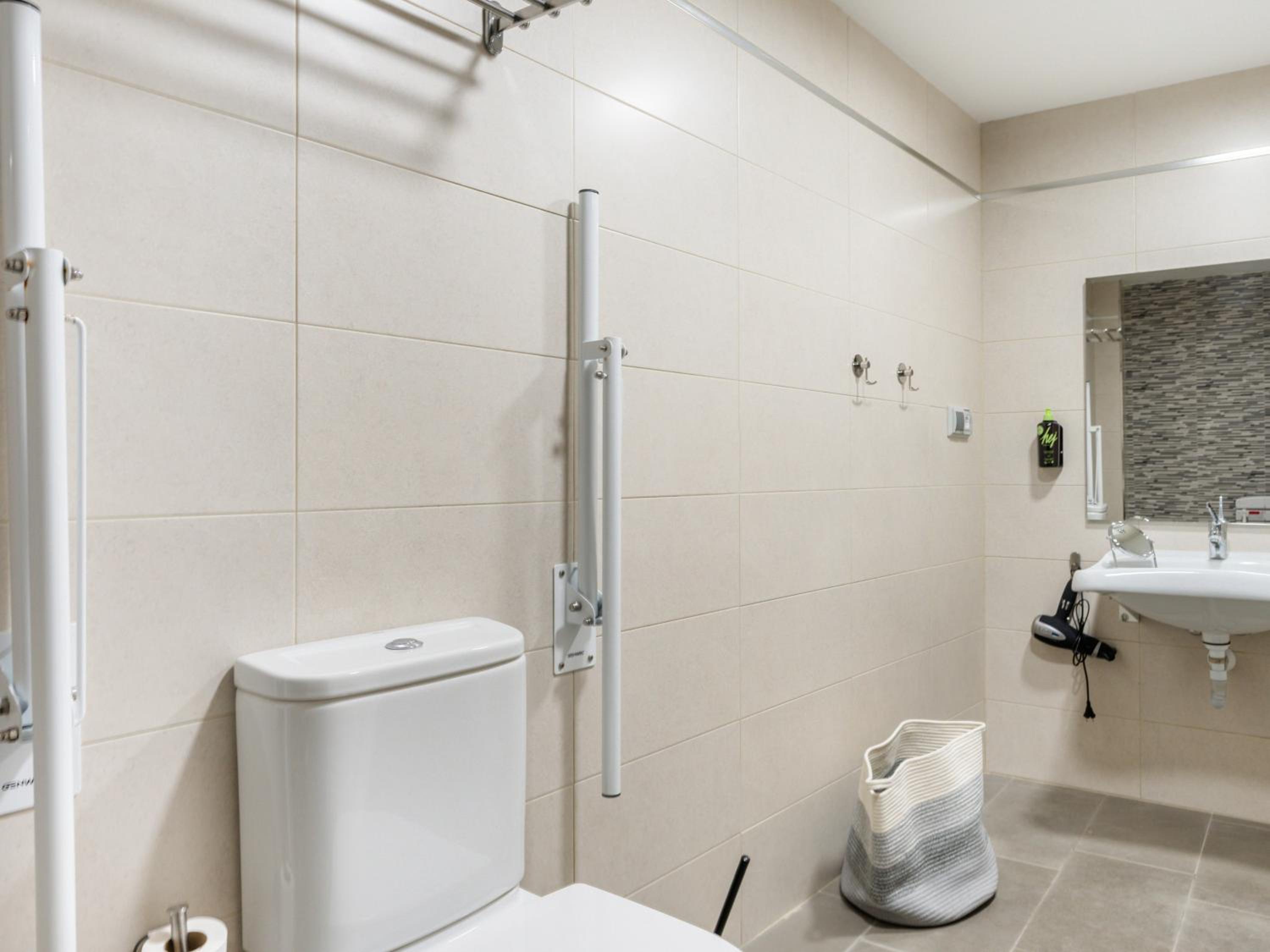 One-Bedroom Apartment - disability access photo 2