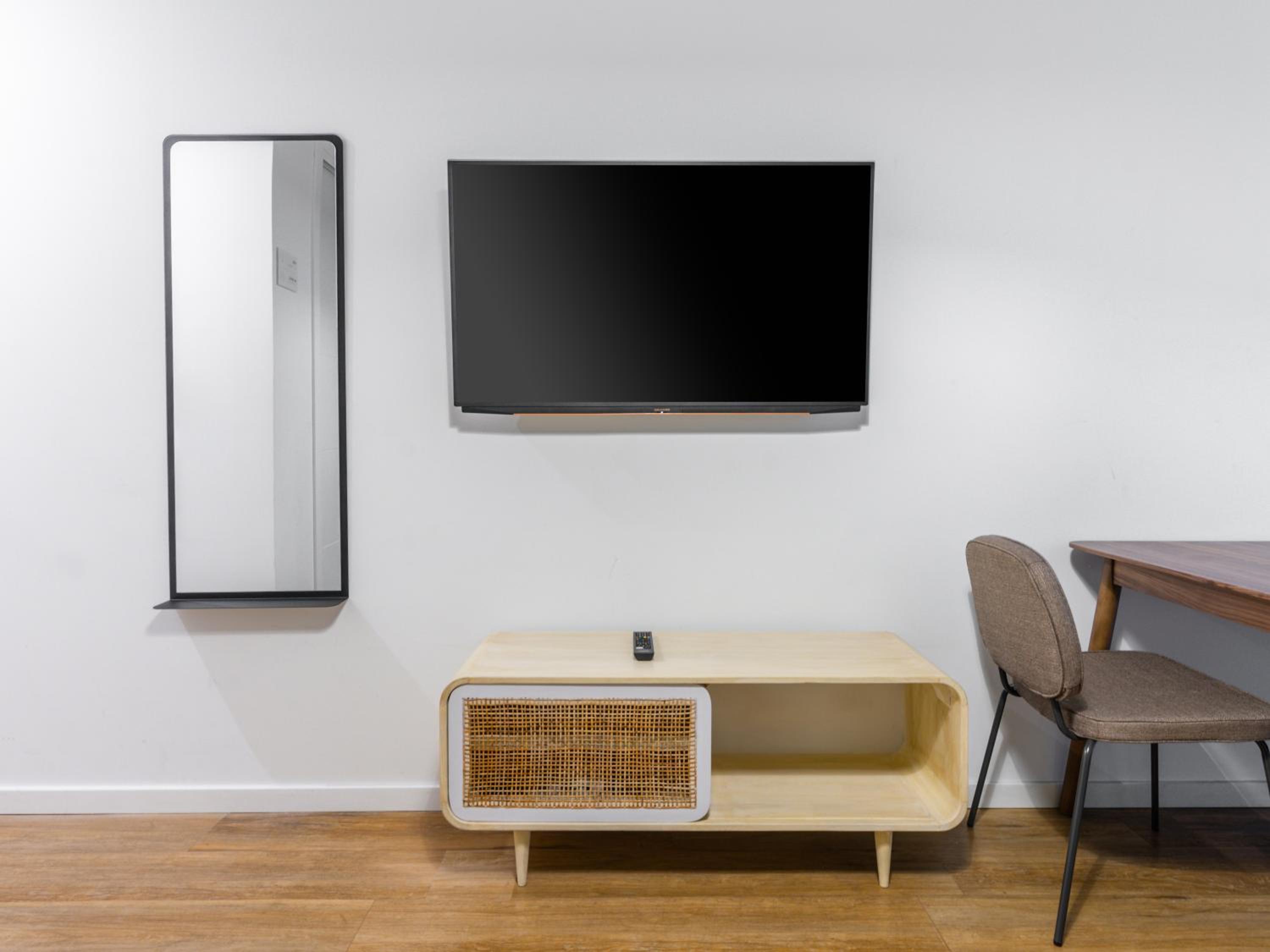 One-Bedroom Apartment - disability access photo 3