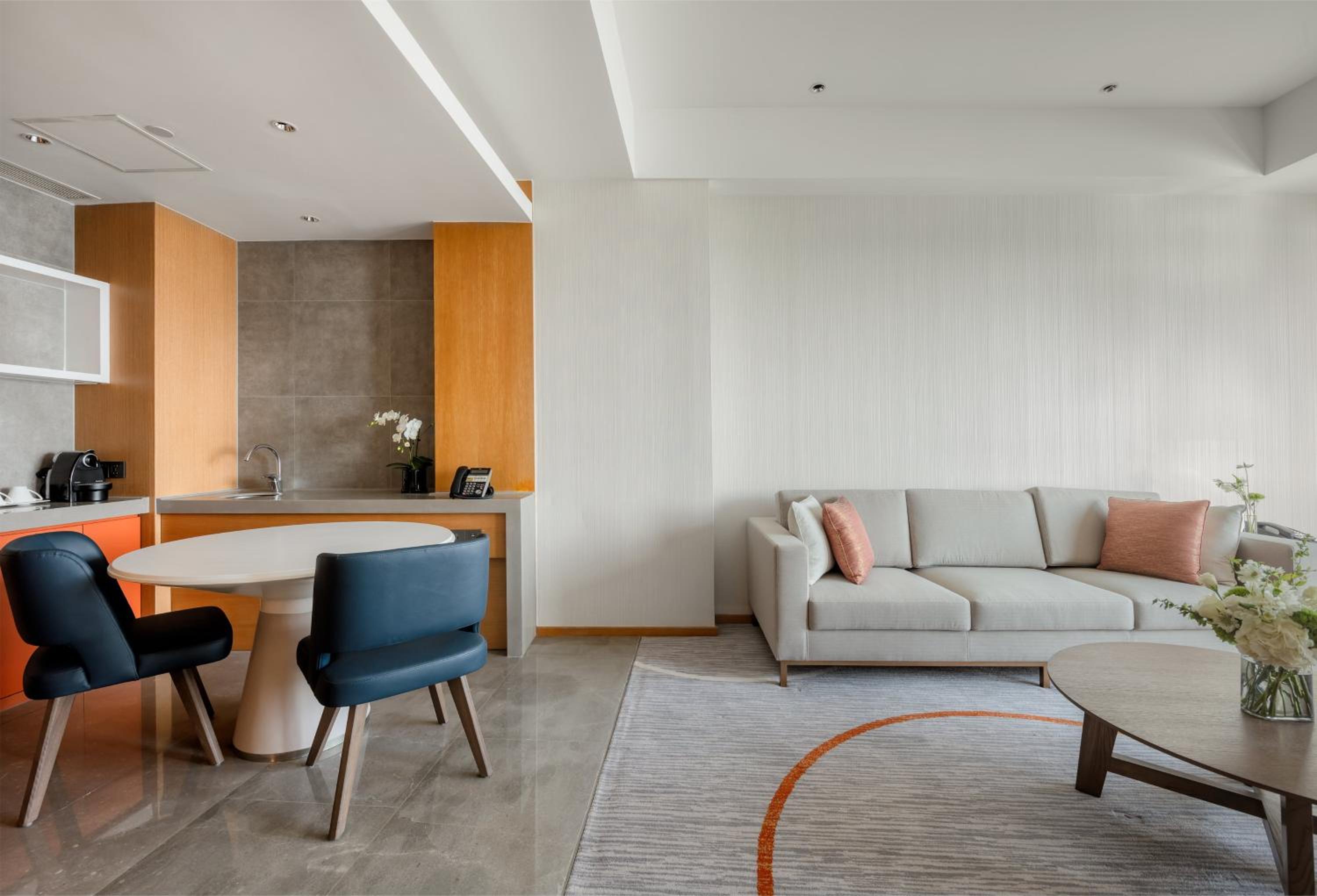 One-Bedroom Suite Landmark Lake View - Photo 4