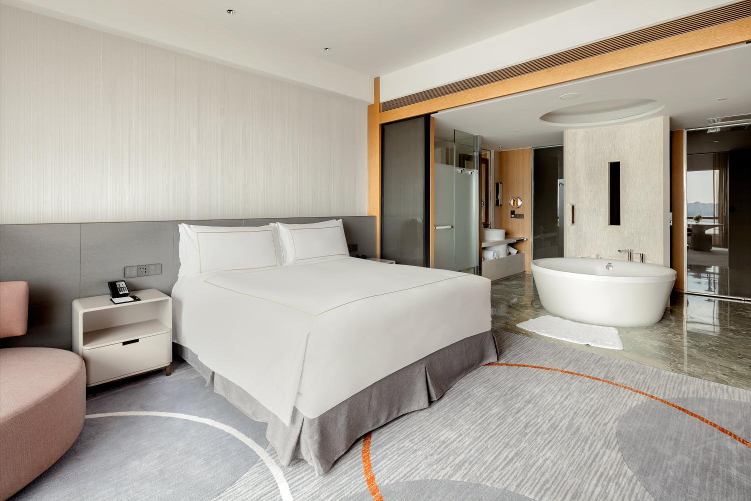 1 King Premium Jinji Lake Landmark View - Photo 3