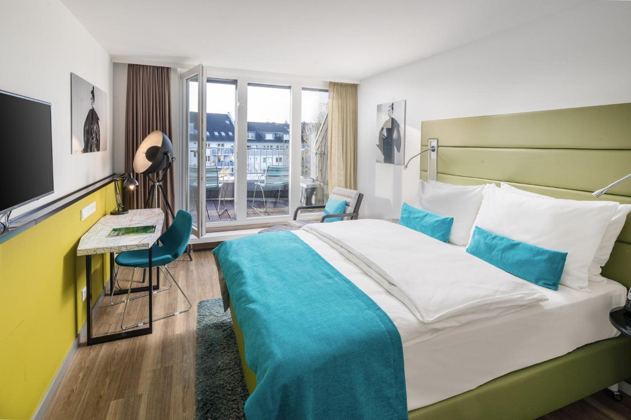 Standard Queen Room with Balcony and Garden View - Photo 5