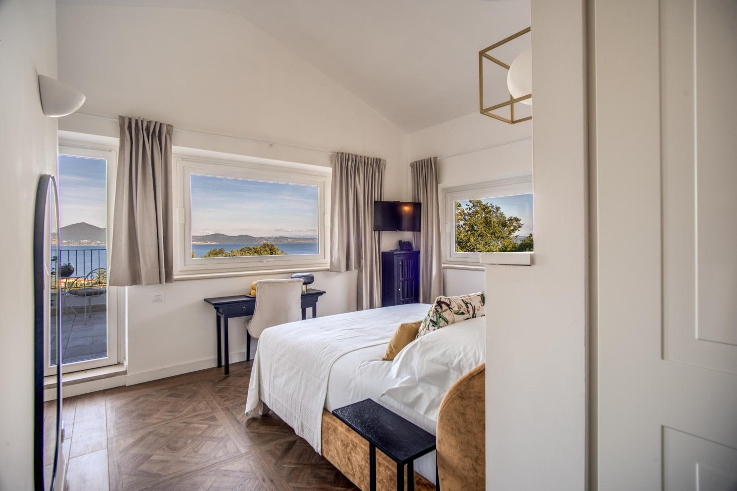 Junior Suite with Terrace and Panoramic View  - Photo 1
