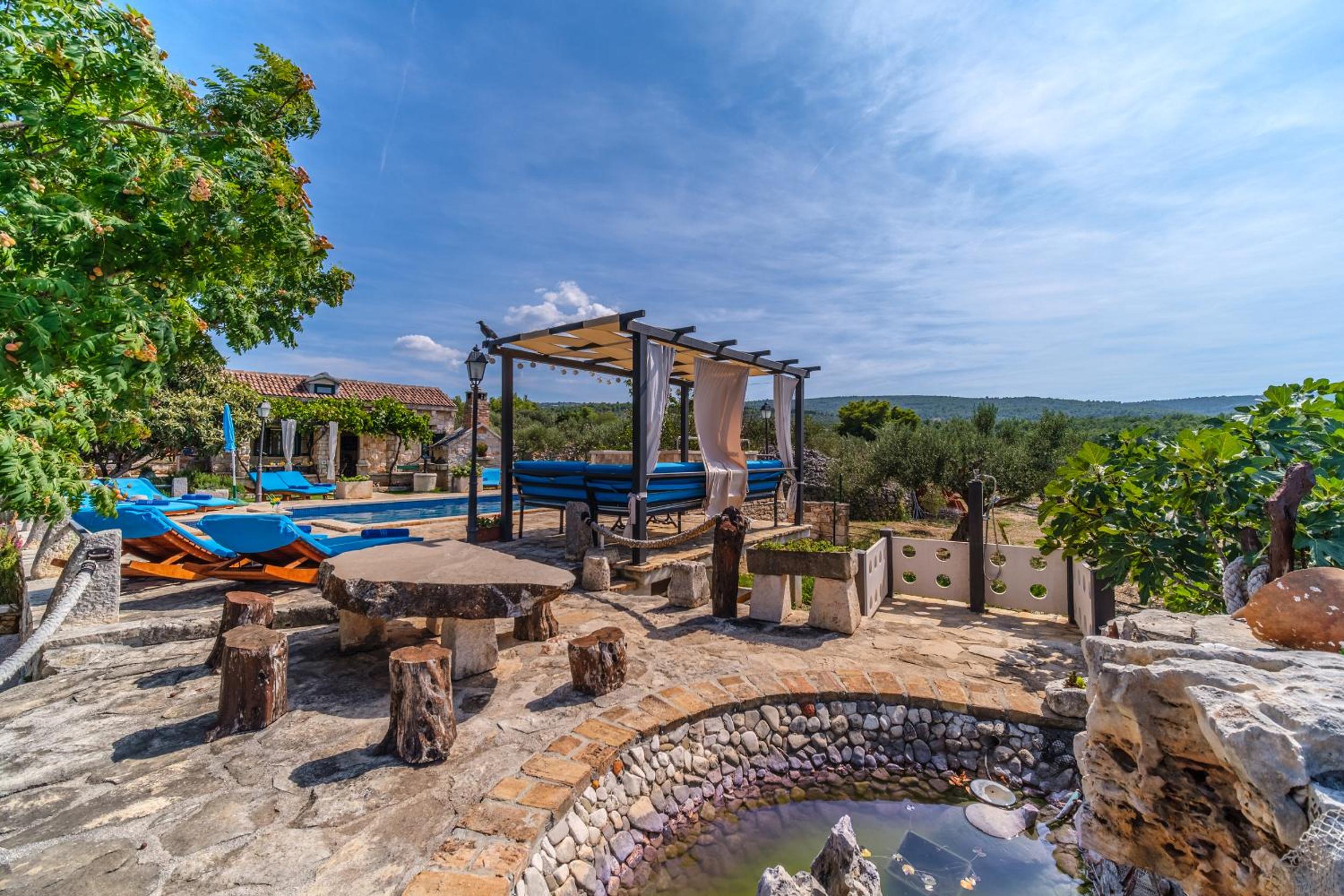 Three-Bedroom House with Terrace and Swimming Pool photo 3