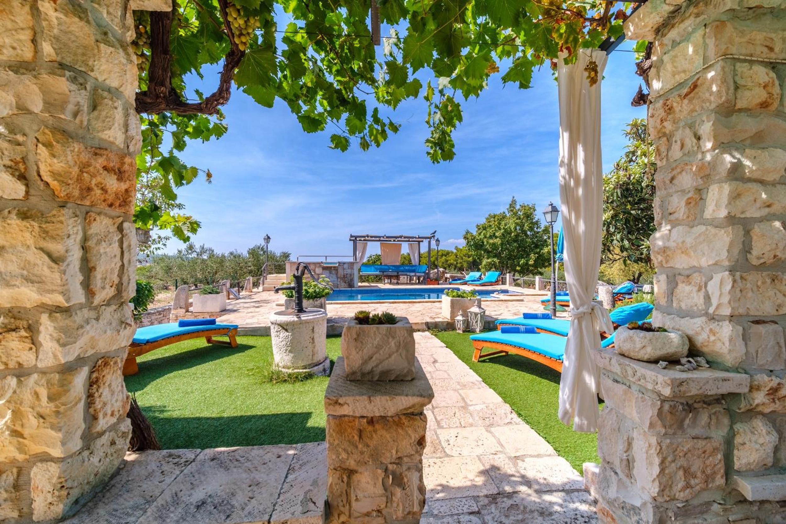 Three-Bedroom House with Terrace and Swimming Pool photo 2