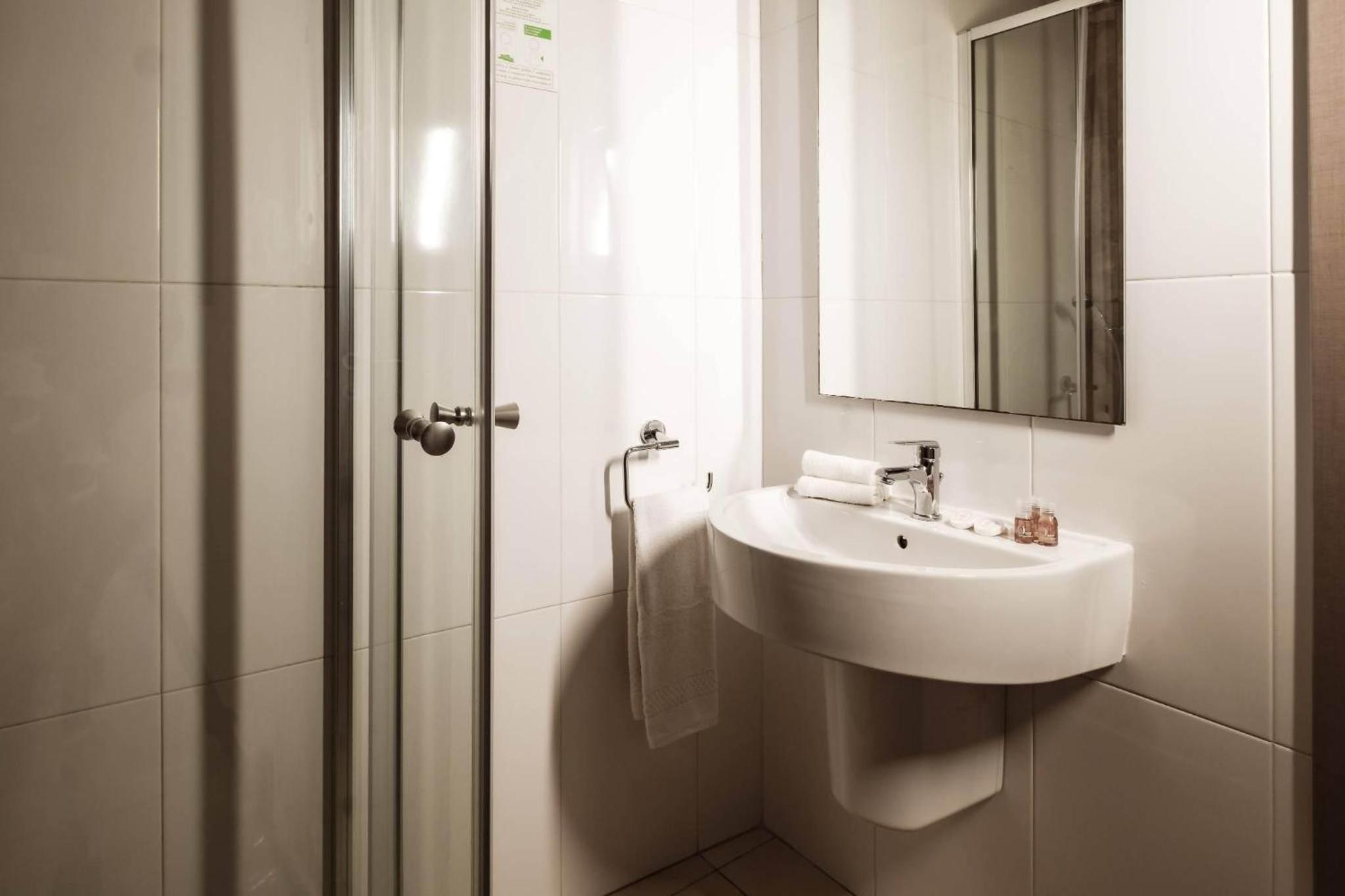 Standard Double or Twin Room - Photo 3