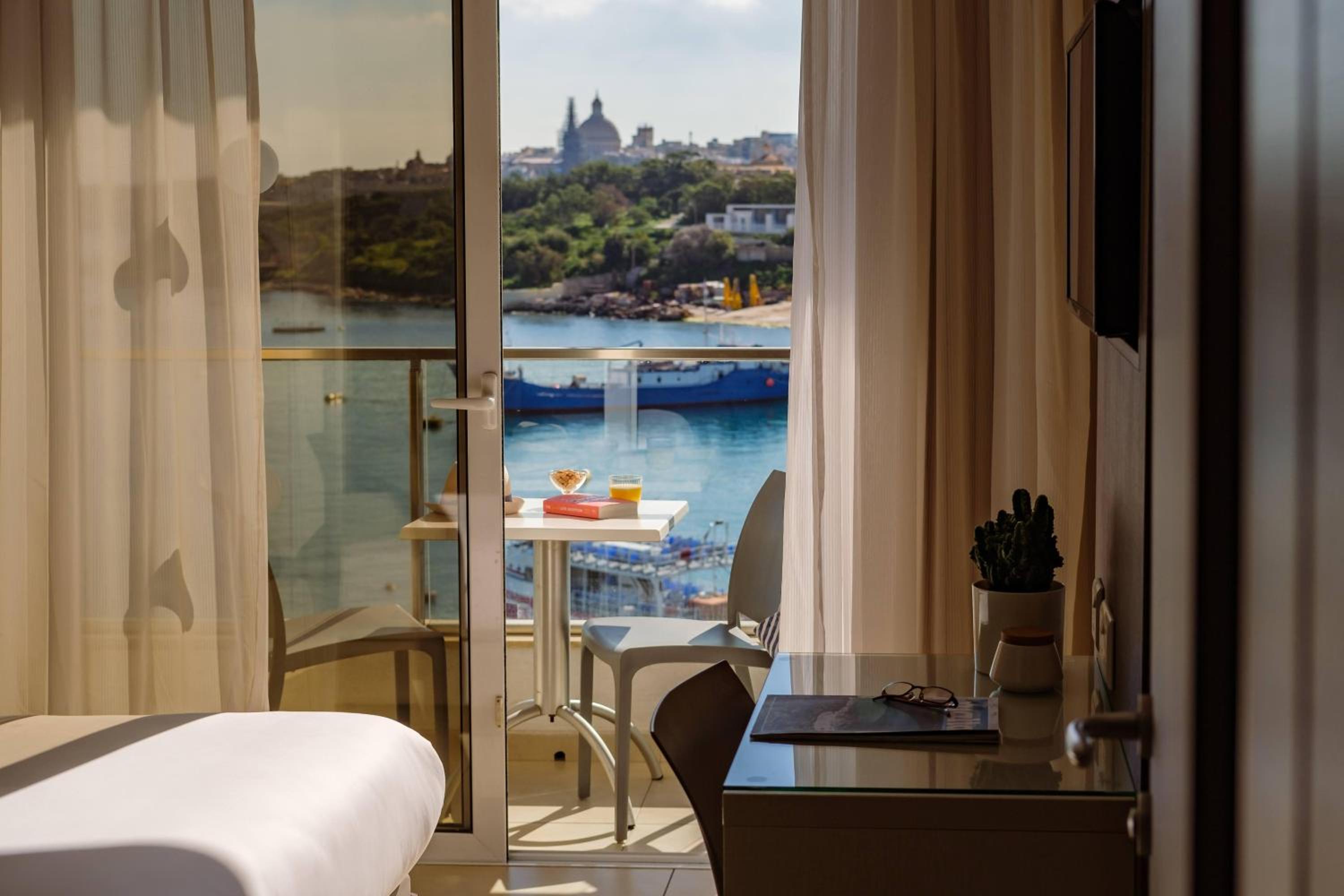 Double or Twin Room with Sea View - Photo 3