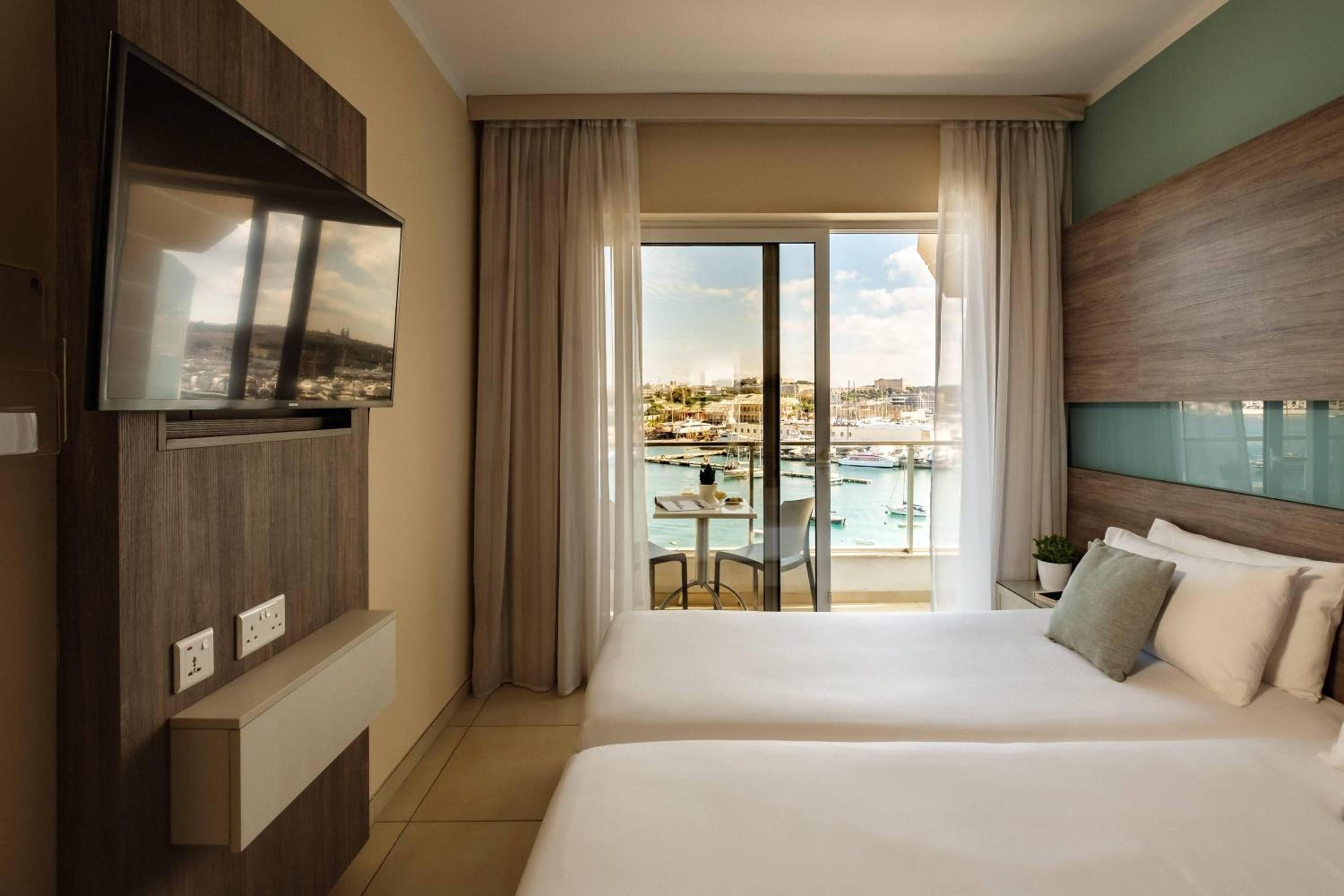 Double or Twin Room with Sea View - Photo 4