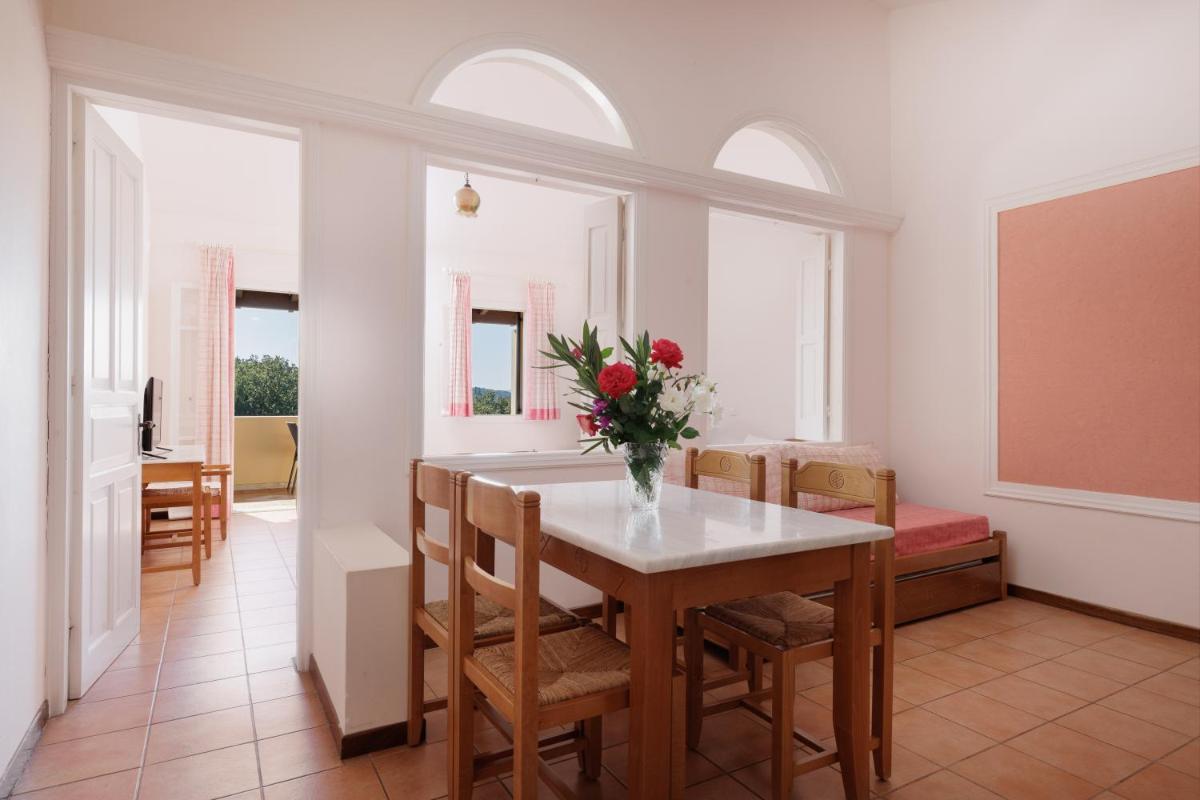 Family Room with Garden View - Photo 3