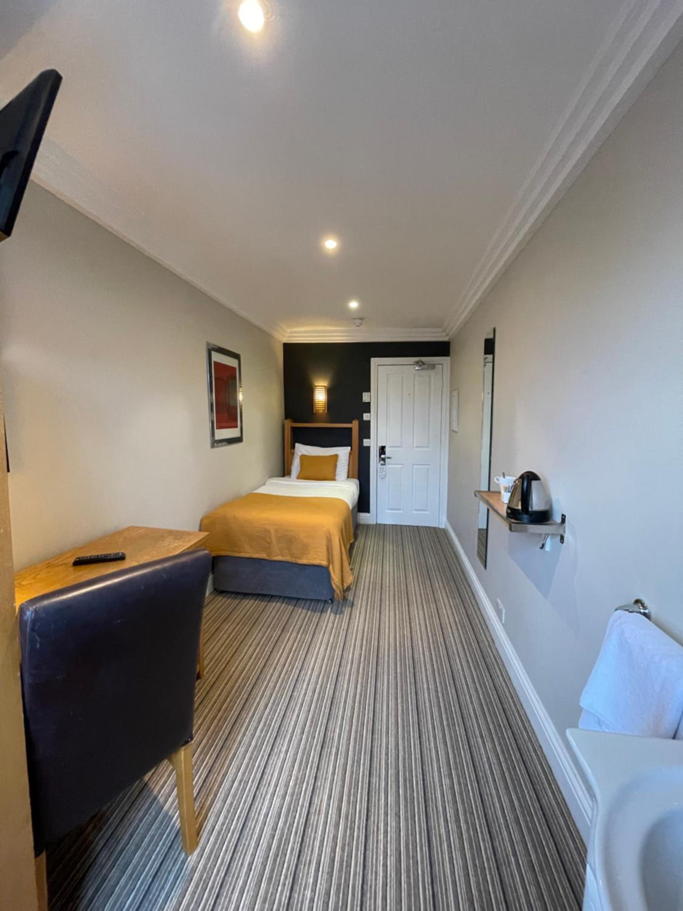 Basic Single Room with Shared Bathroom