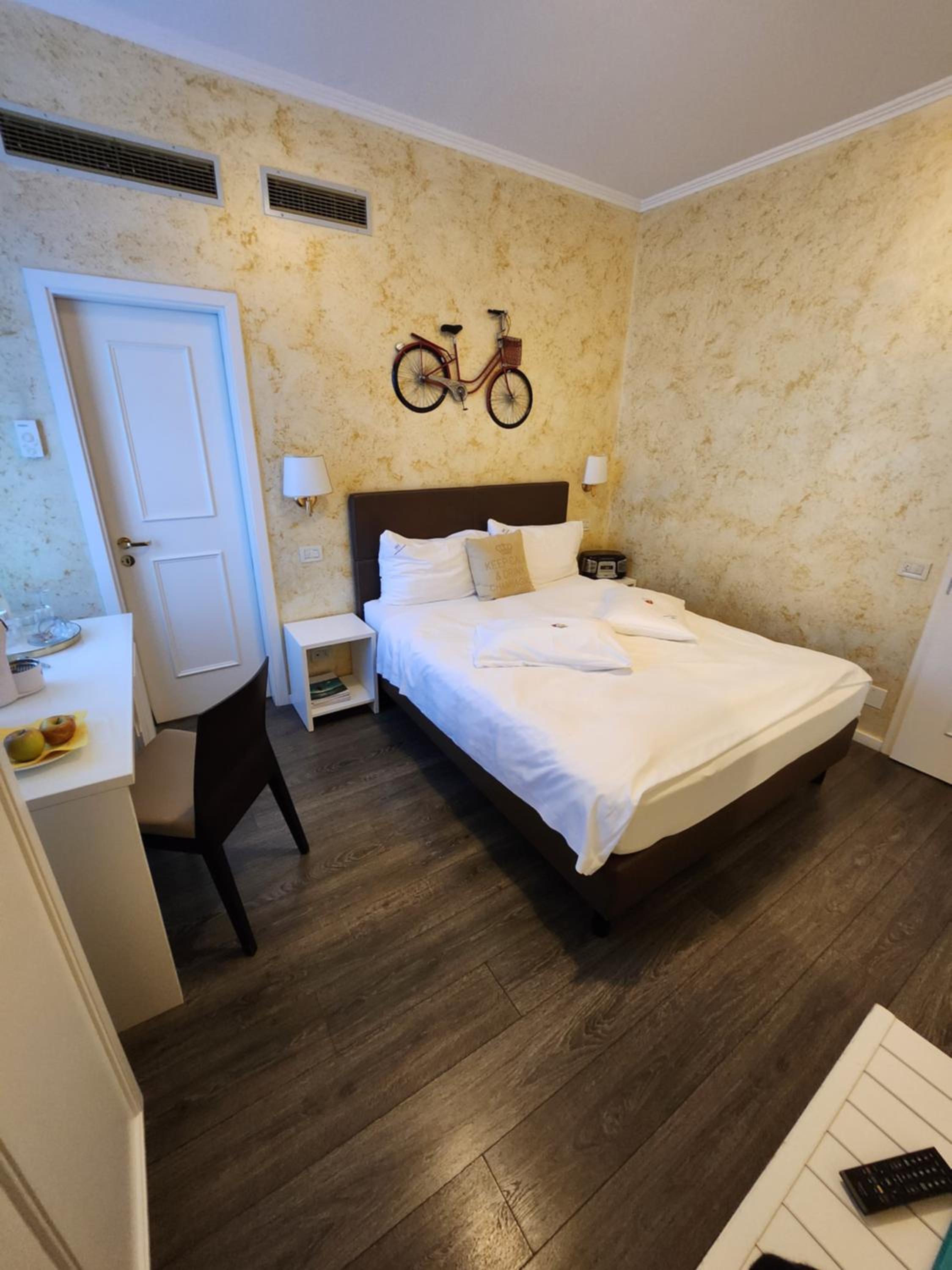 Standard Double Room - Photo 4